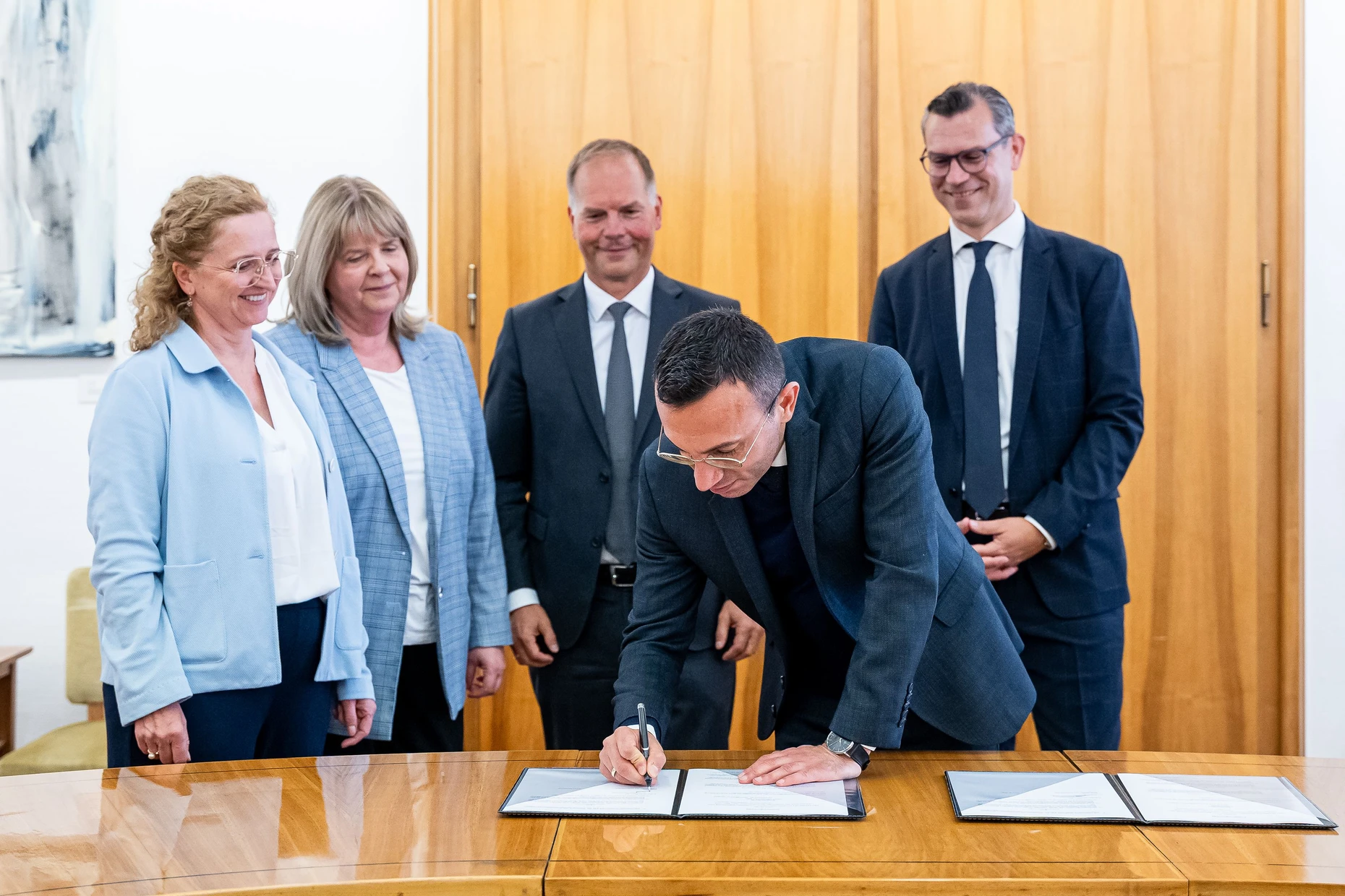 Neue Spitze für die ABG: Mike Josef unterzeichnet die Verträge mit Armin Niedenthal und Norman Diehl, die hinter ihm stehen.