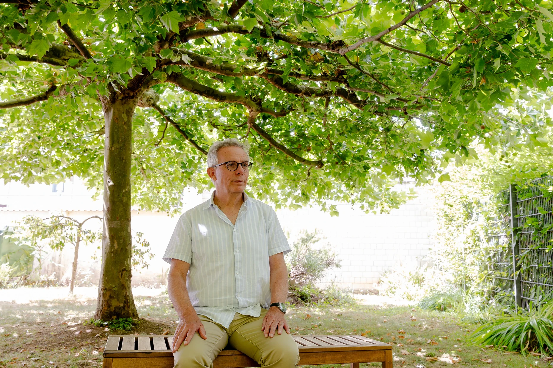 Kontrast zum nüchternen Büro: Klaus Störch im Garten der Caritas-Einrichtung in Hattersheim
