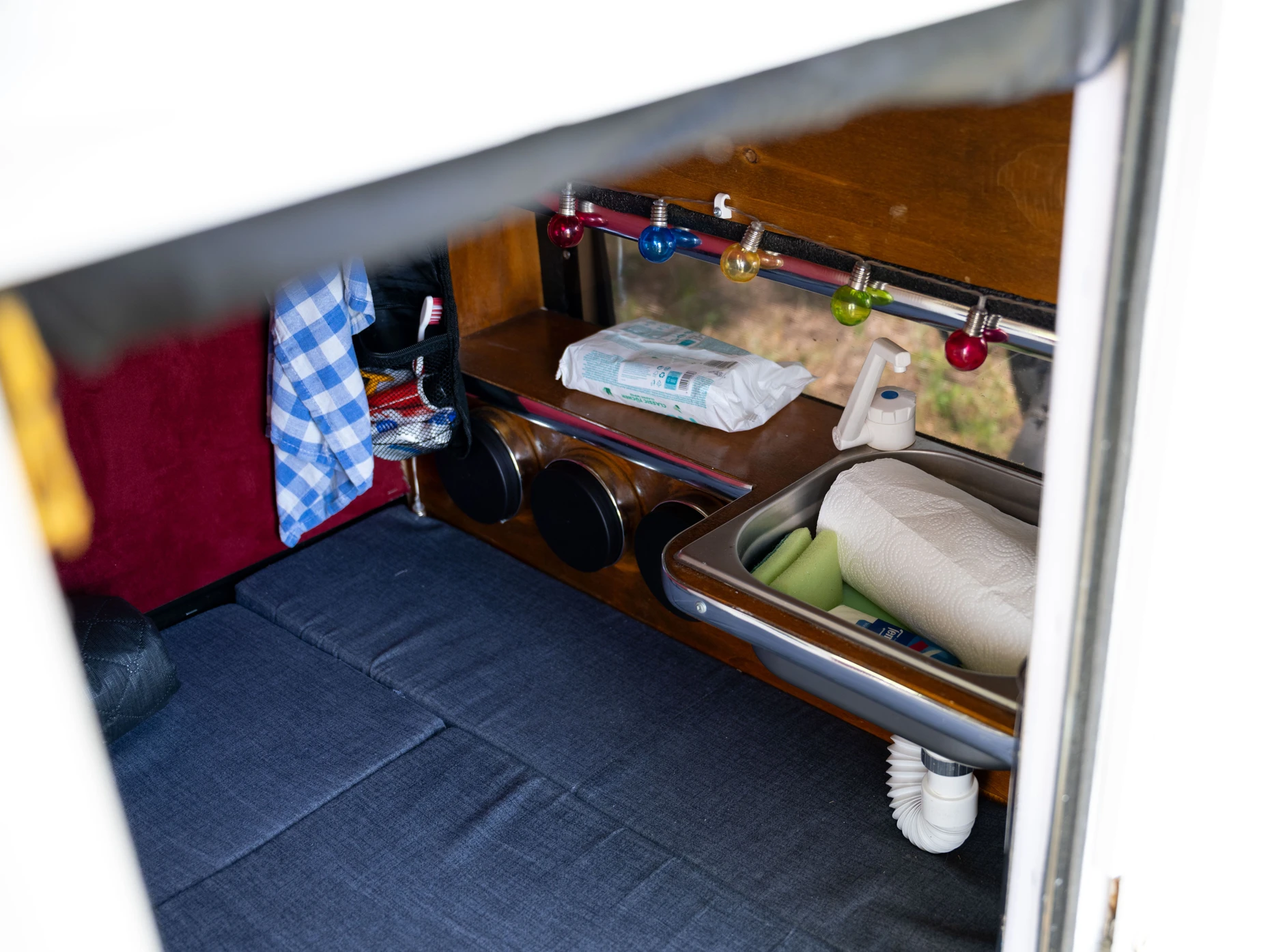 Fast wie eine Kinderküche: das kleine Waschbecken unterm Fenster