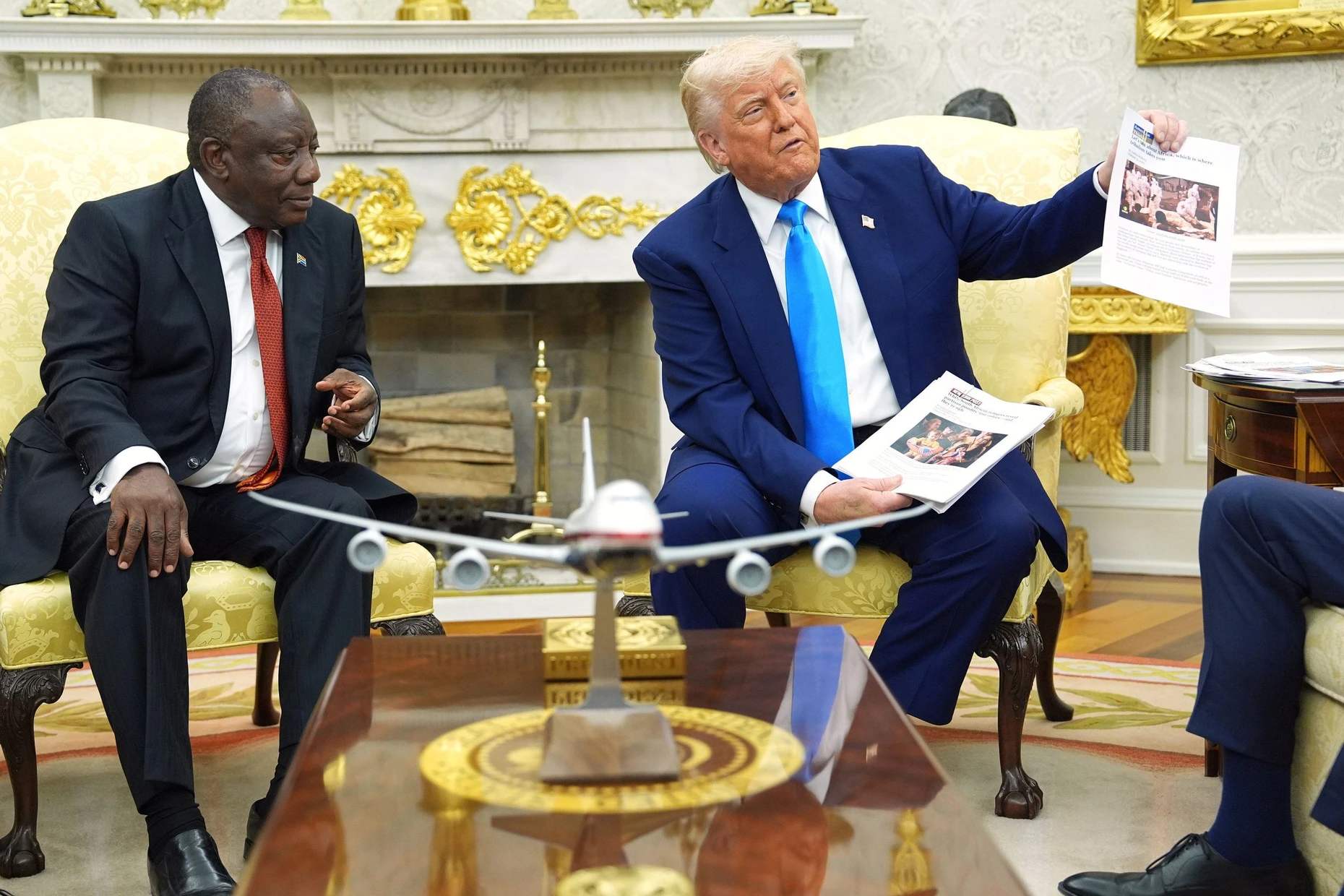 US-Präsident Donald Trump zeigt die vermeintlichen Belege für einen Genozid während er Südafrikas Präsident Cyril Ramaphosa im Oval Office des Weißen Hauses trifft.