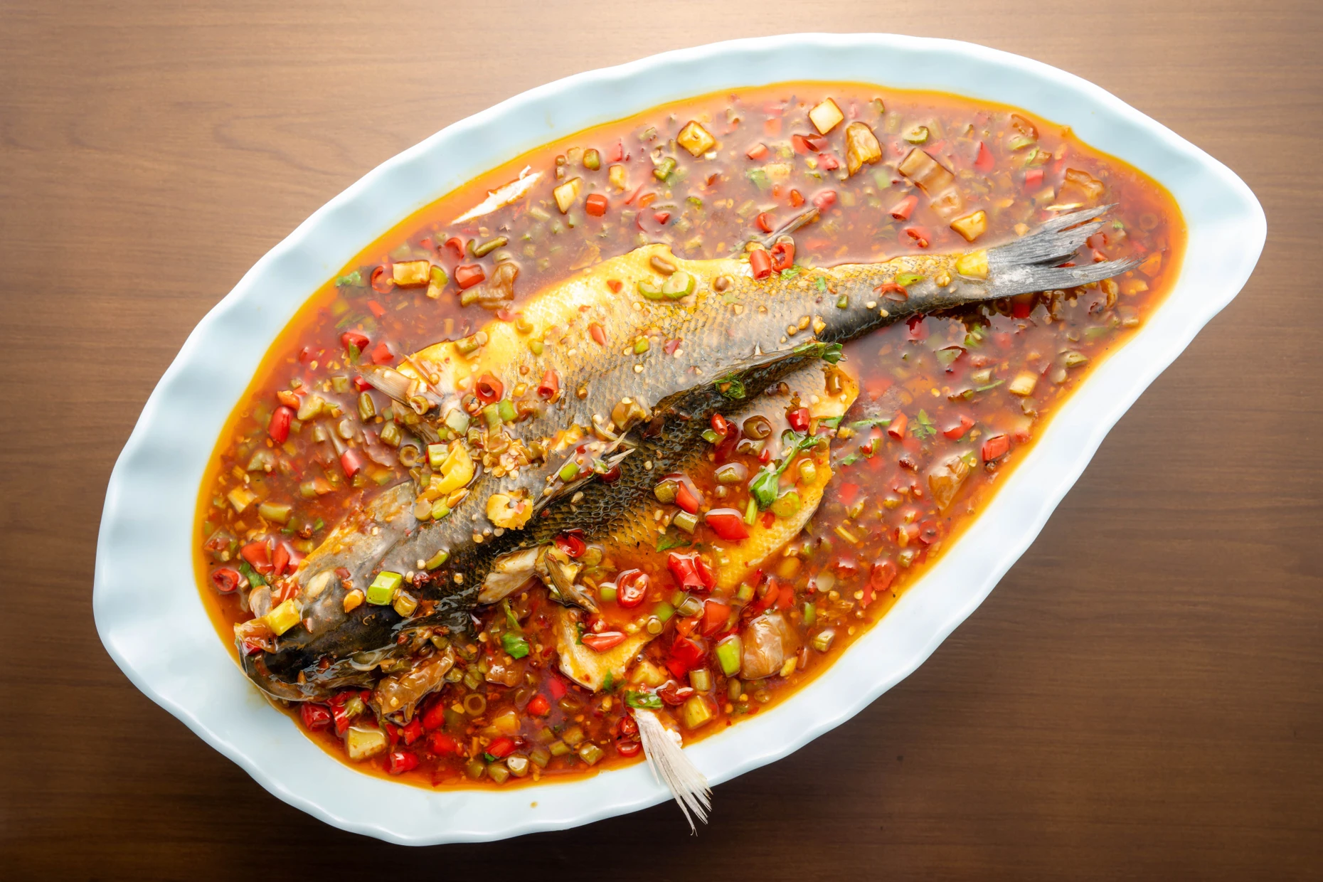 Typisch für die Sichuan-Küche: Der Zickzack-Fisch, sprich Wolfsbarsch, wird nach Zigong-Art in einer Soße mit viel frischem Chili und Ingwer serviert.