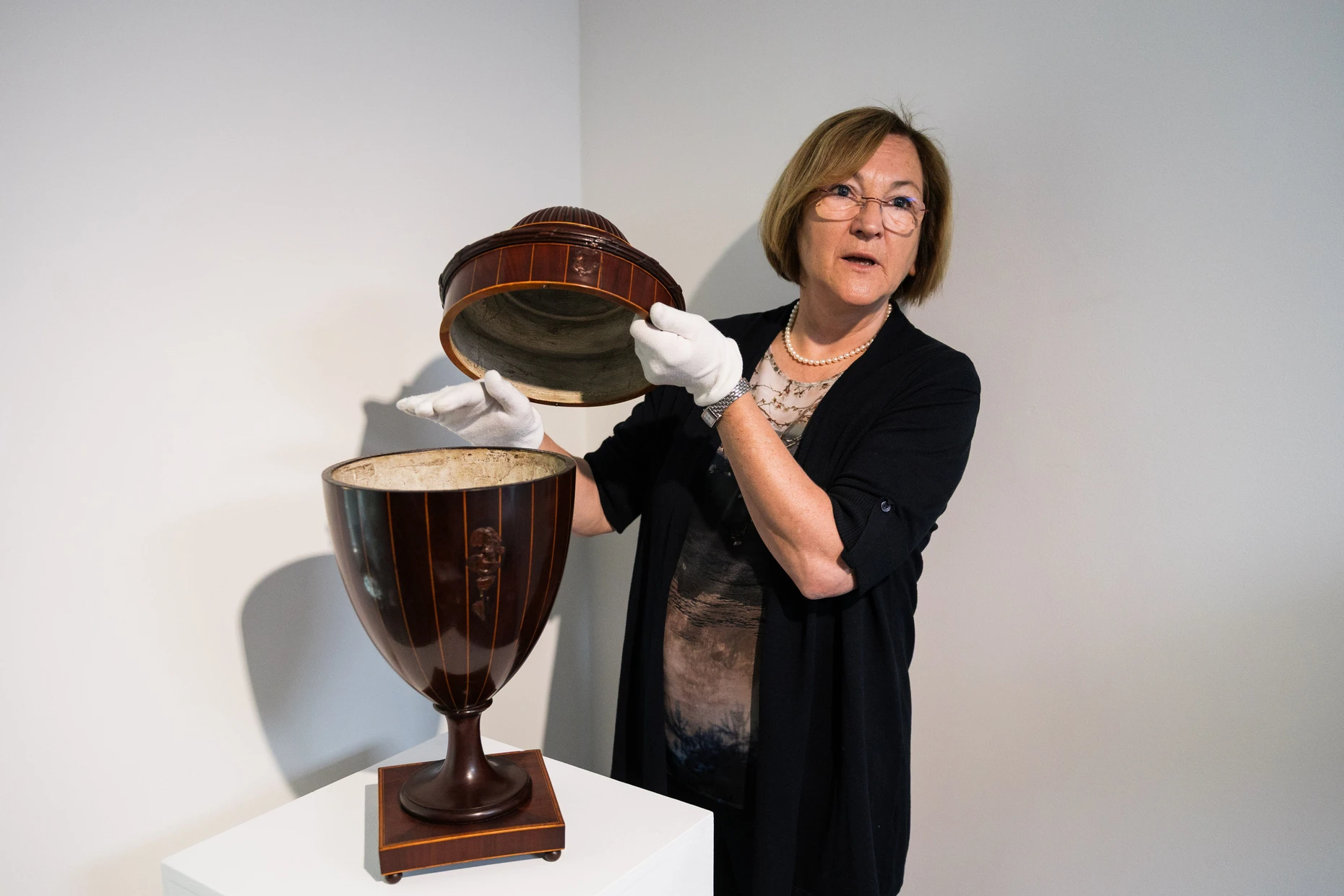 Für Besteck und Wahlzettel: Museumsleiterin Ursula Grzechca-Mohr eine Urne, die 1848 einen anderen Zweck erfüllte als im Entstehungsjahr um 1800.