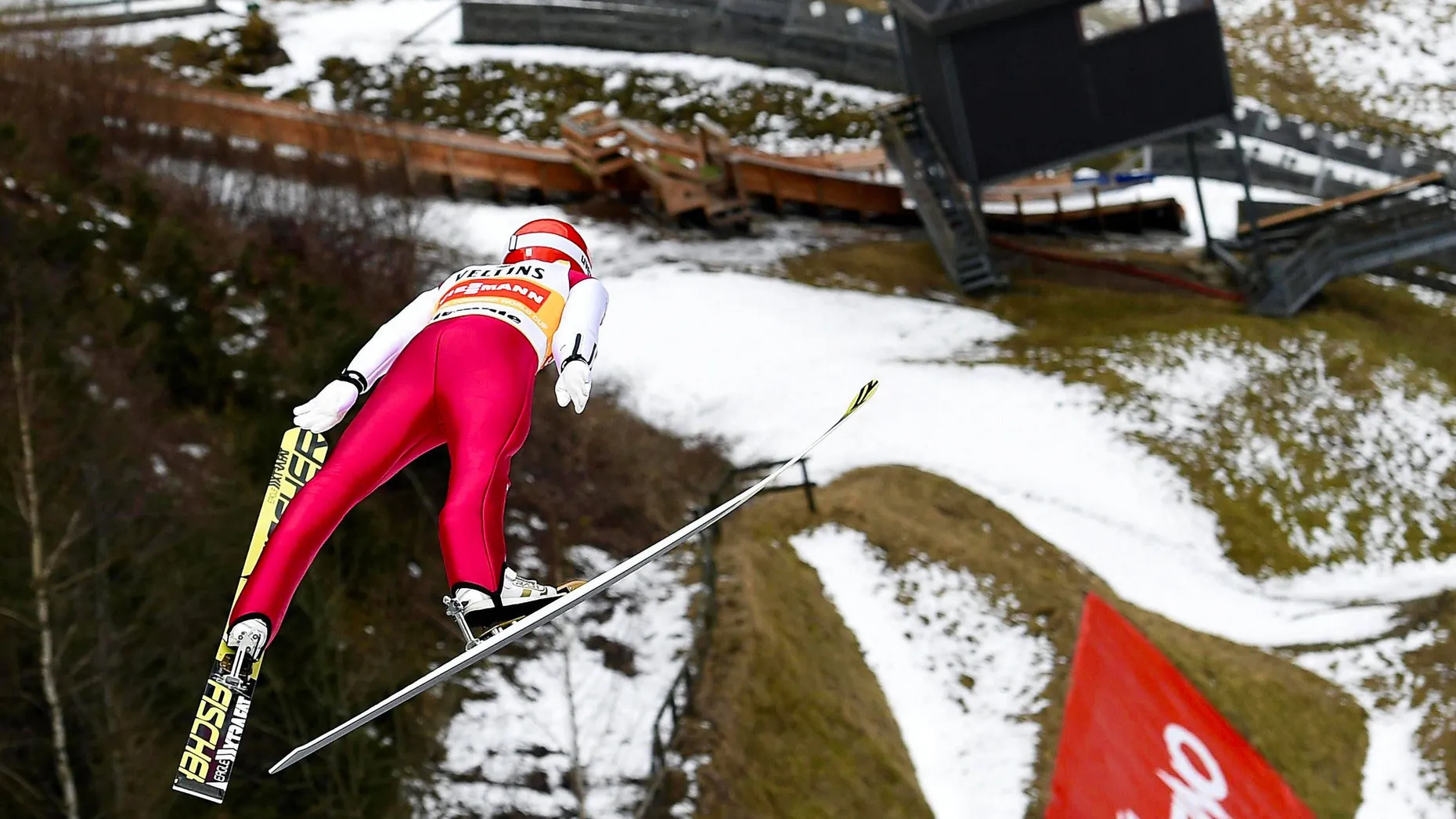 Olympiasieger Eric Frenzel (Bild) hat den vierten Gesamt-Weltcupsieg in der Nordischen Kombination in Serie vorzeitig perfekt gemacht. Weil sein einzig verbliebener Rivale Akito Watabe aus Japan aus Krankheitsgründen an diesem Wochenende nicht starten kann, reichte dem 27-Jährigen am Samstag in Val di Fiemme ein zweiter Platz hinter dem Österreicher Bernhard Gruber zum erneuten Gewinn der Großen Kristallkugel. Frenzel baute seinen Vorsprung im Gesamtklassement vor Watabe auf 223 Punkte aus und kann von dem Japaner beim Saisonfinale am kommenden Wochenende in Schonach nicht mehr von der Spitze verdrängt werden. (dpa)