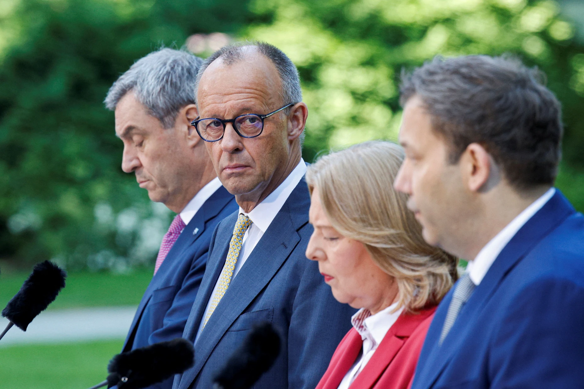 Nur Frauen bieten Abwechslung: Markus Söder, Friedrich Merz und Lars Klingbeil (von links) scheinen sich kaum voneinander unterscheiden zu wollen.