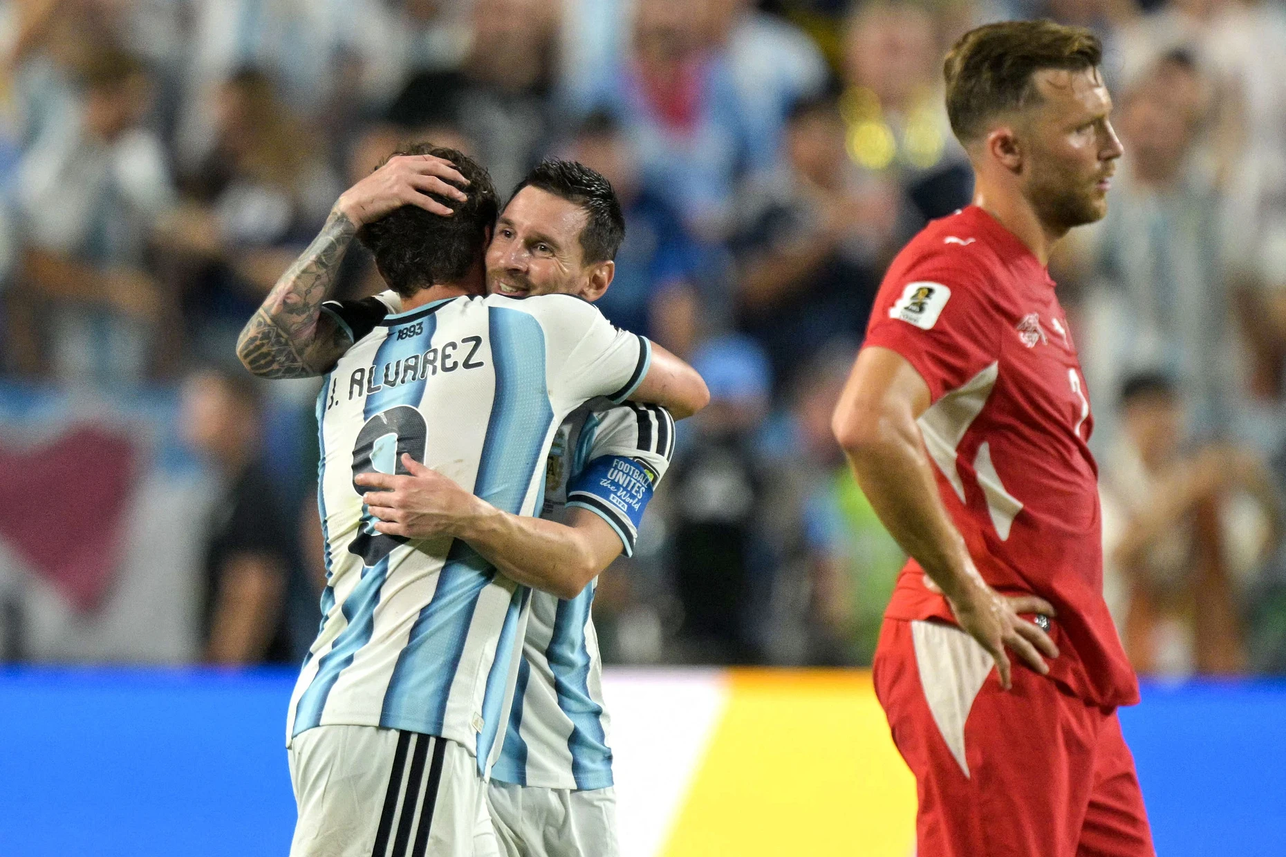 Messi gratuliert: Álvarez schoss Argentinien gegen die Schweiz ins WM-Halbfinale.