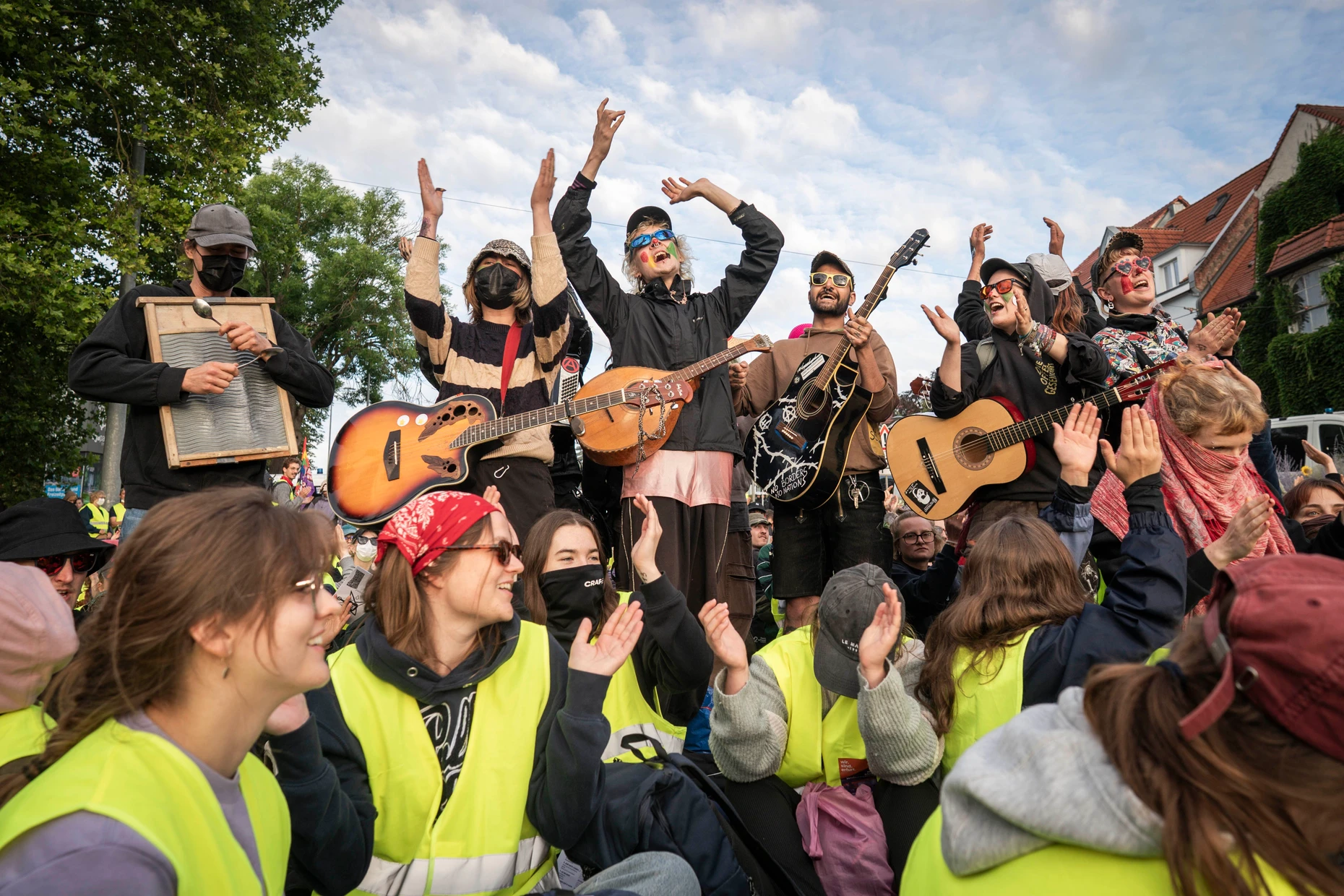 Demonstranten und Polizeikräfte am 4. Juli in der Innenstadt von Erfurt