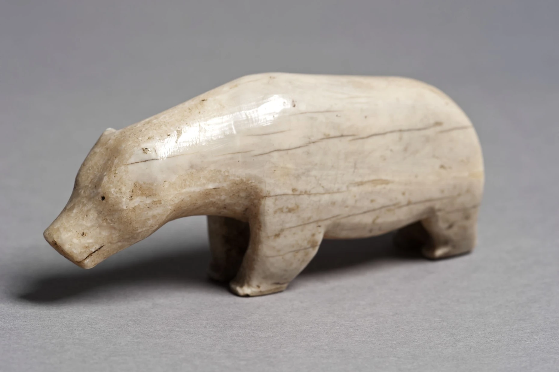 Tierfigur der Korjaken aus Walrosselfenbein von Kamtschatka, 19. Jahrhundert