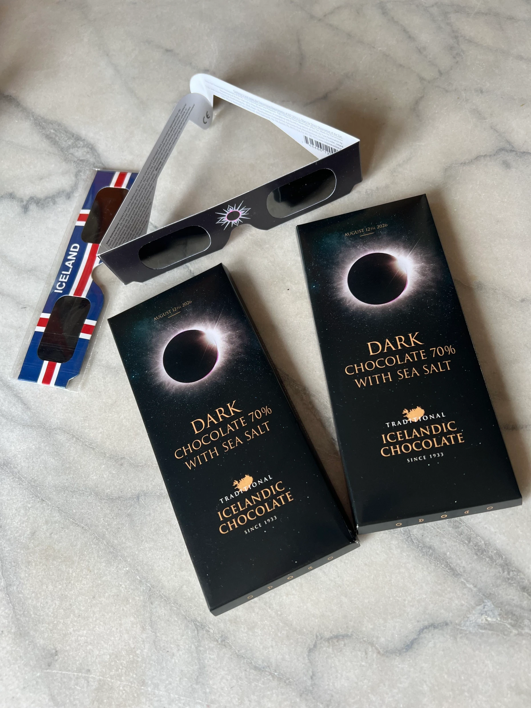 Das Merchandising ist längst im Gange: Die zur Betrachtung der Sonne nötige Brille und dazu passende Schokolade