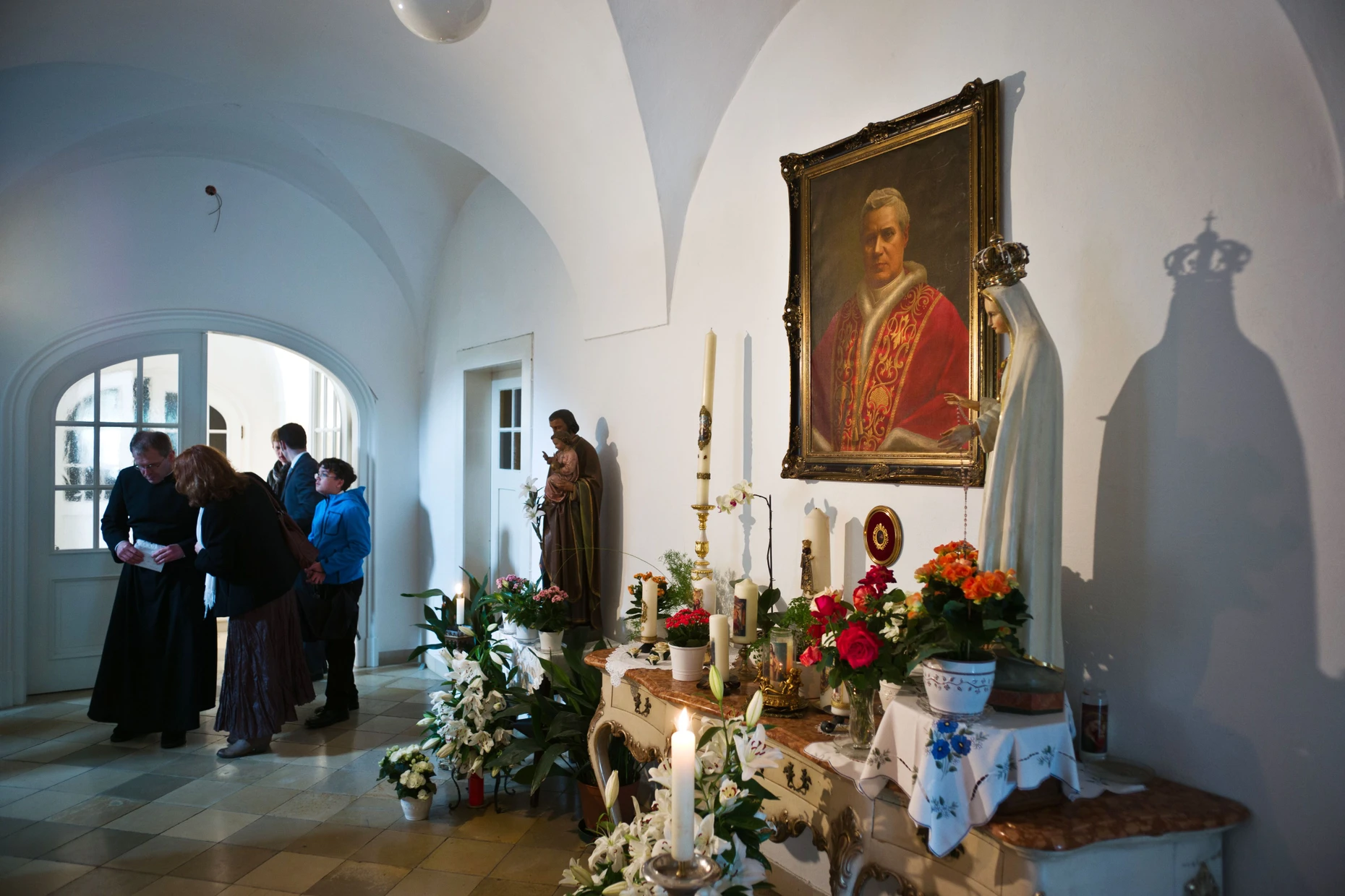 Ein Gemälde mit dem Porträt von Marcel Lefebvre im Pristerseminar Herz Jesu im bayerischen Zaitzkofen