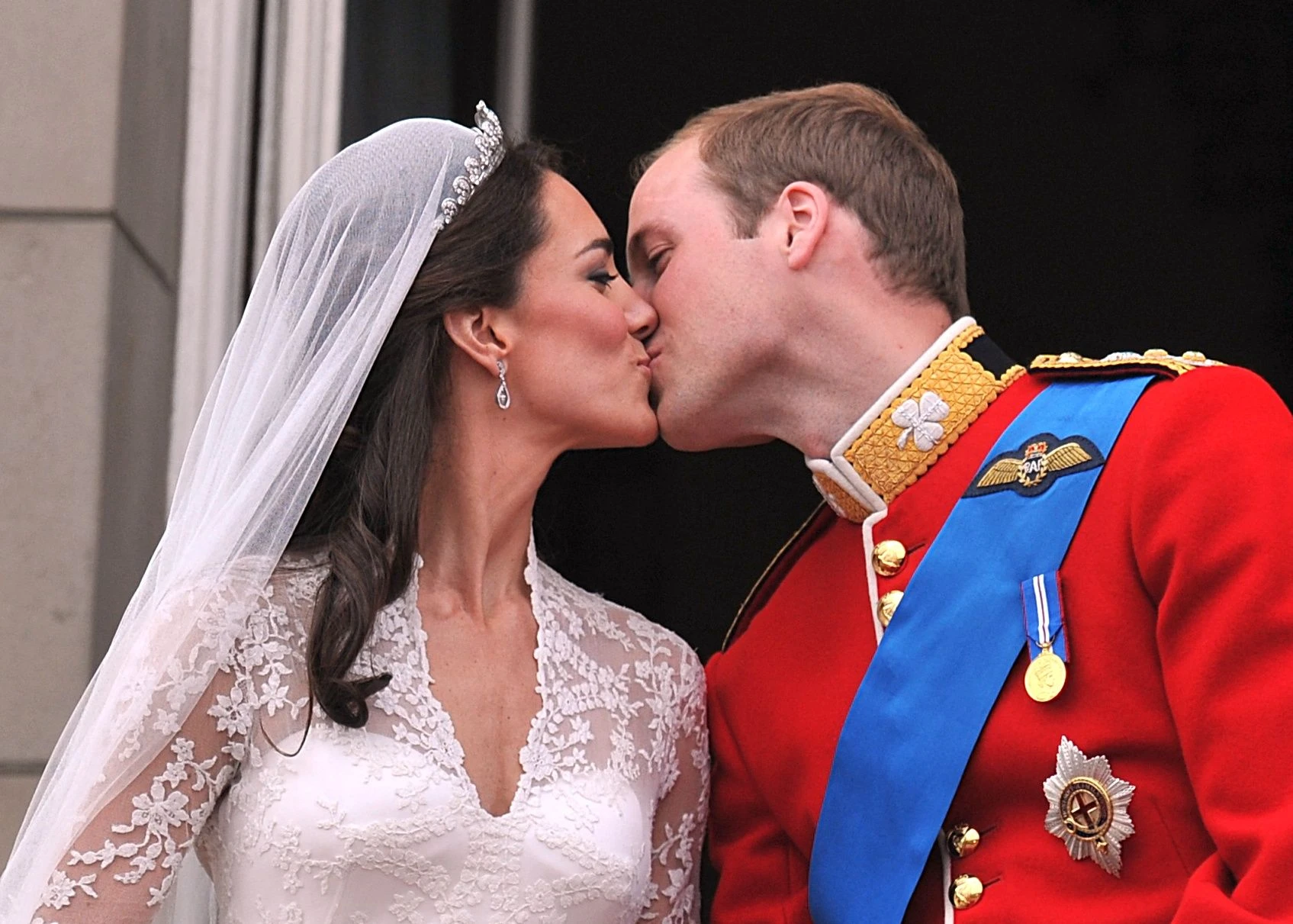 Einer von zwei: Kate und William küssen sich am Tag ihrer Hochzeit auf dem Balkon des Buckingham-Palastes.