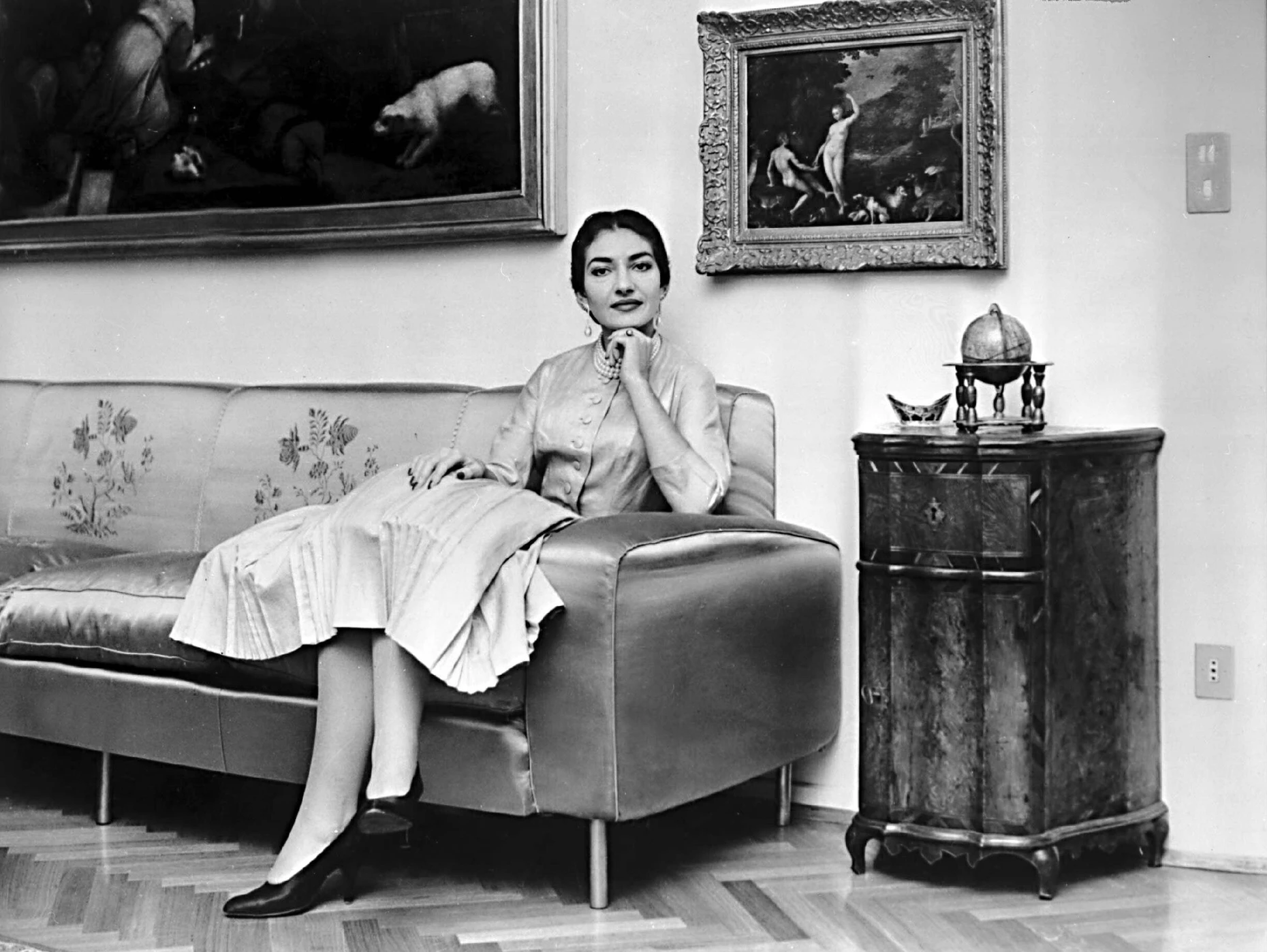 Maria Callas (eigentlich Maria Calogeropoulos) in ihrer Mailänder Wohnung im Jahr 1957