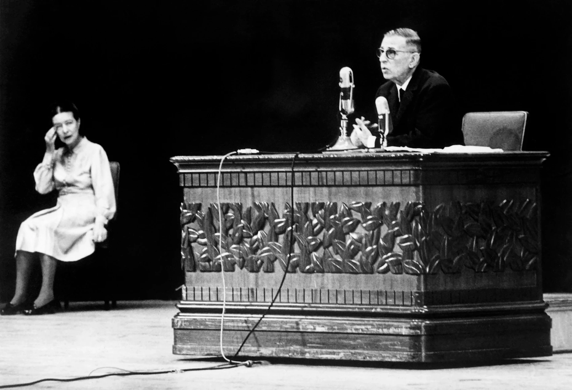 Dass Beauvoir in Japan exakt so viele Vorträge hielt wie ihr Partner, ist dieser Aufnahme vom 27. September 1966 nicht abzulesen.