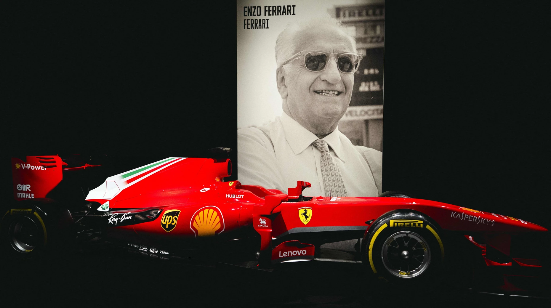 Was würde der Gründer Ferraris zum Elektromotor in seinen Boliden sagen? Enzo Ferraris Bild in einer Formel-1-Ausstellung in Amsterdam 2025