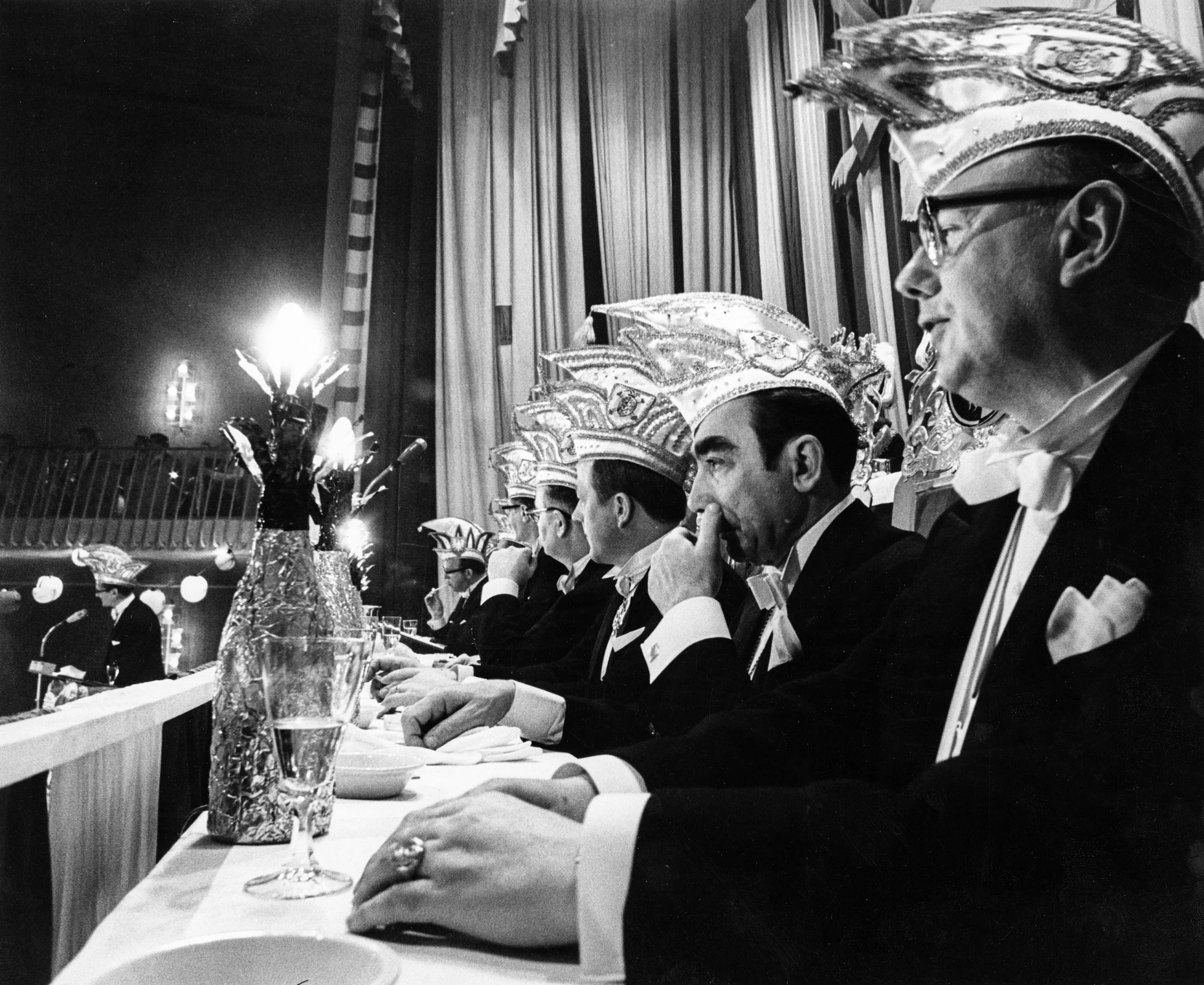 Elf ernste „Komiteter“ unter ihren Narrenkappen beim Karneval im Palmengarten, Frankfurt am Main, 19.1.1969
