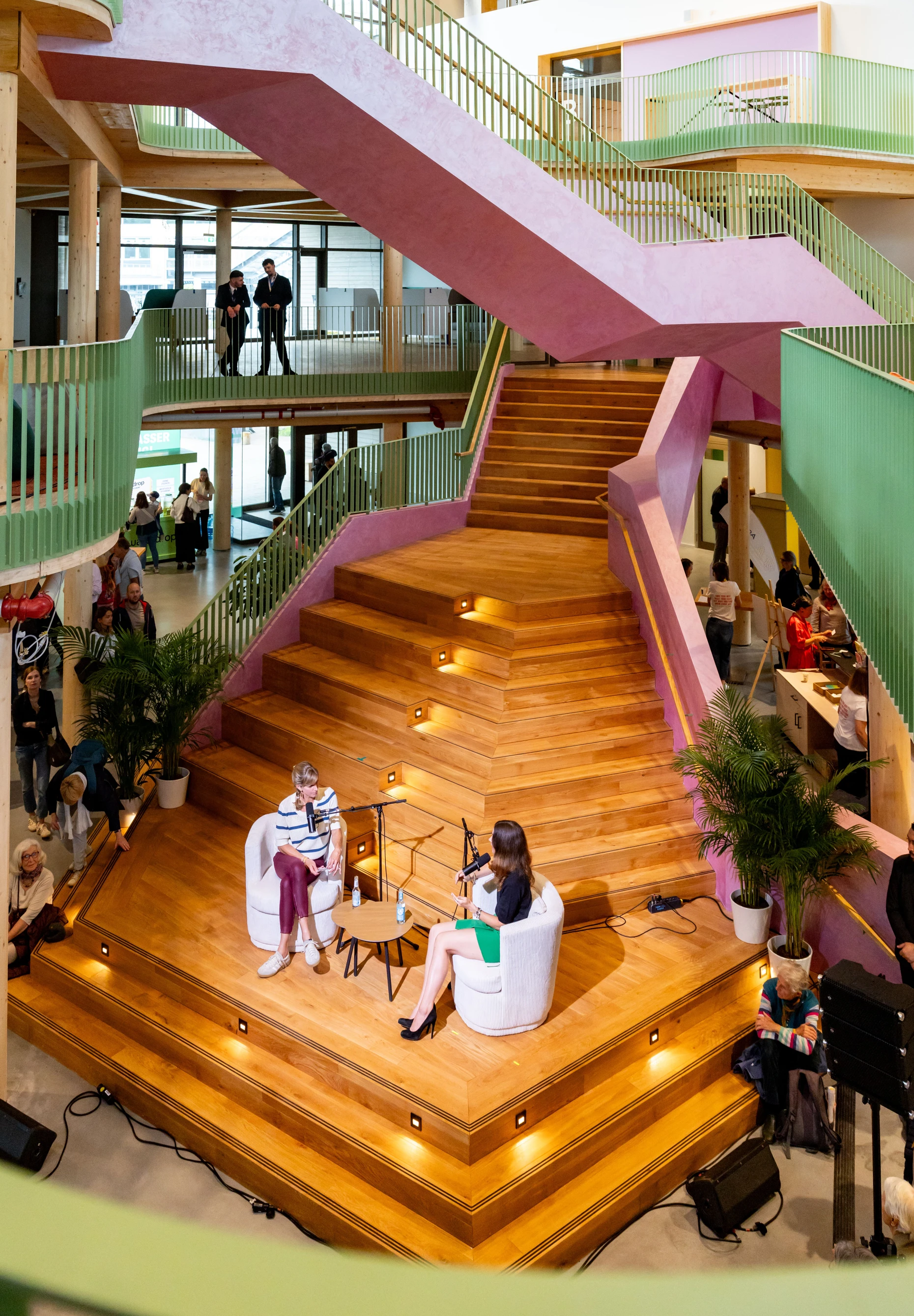 Life Hamburg: auch architektonisch ein besonderer Campus. Mit einigen Hundert geladenen Gästen wurde am 23. August Einweihung gefeiert.