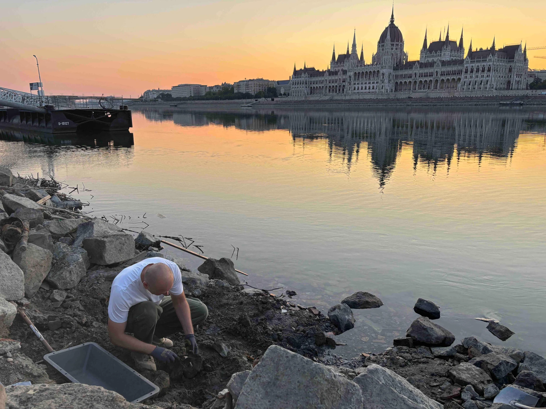 In Budapest: Gabor Kohlrusz exhumiert für den Volksbund Deutsche Kriegsgräberfürsorge sterbliche Überreste aus dem Zweiten Weltkrieg – und findet Erkennungsmarken.