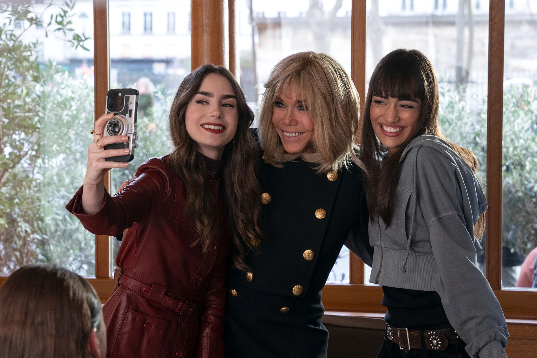 Prominenter Gastauftritt: Lily Collins als Emily macht ein Selfie mit Brigitte Macron.