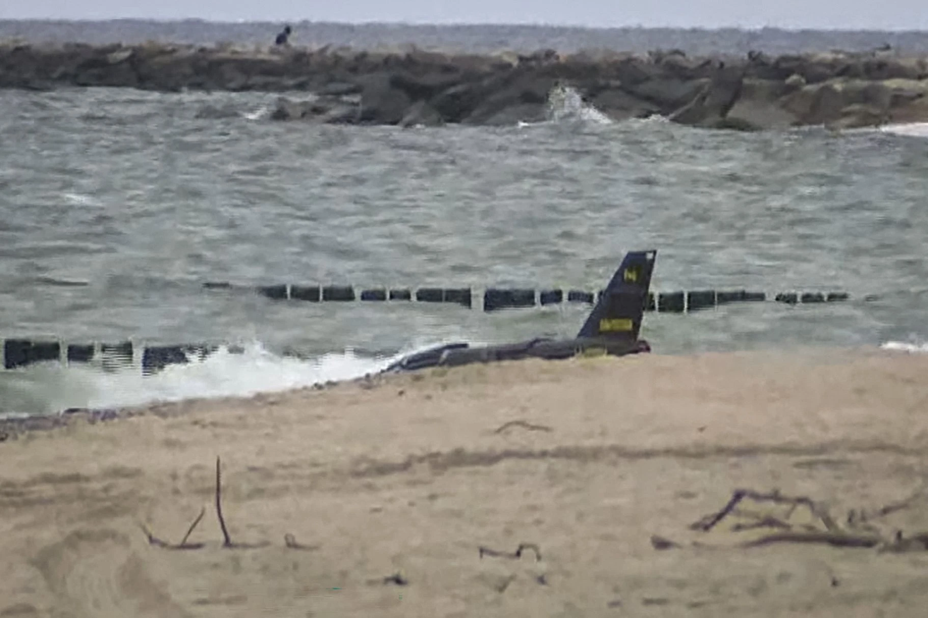 Dieser Screenshot stammt aus einem TVN-Beitrag vom 14. September und zeigt eine am polnischen Strand liegende Drohne.