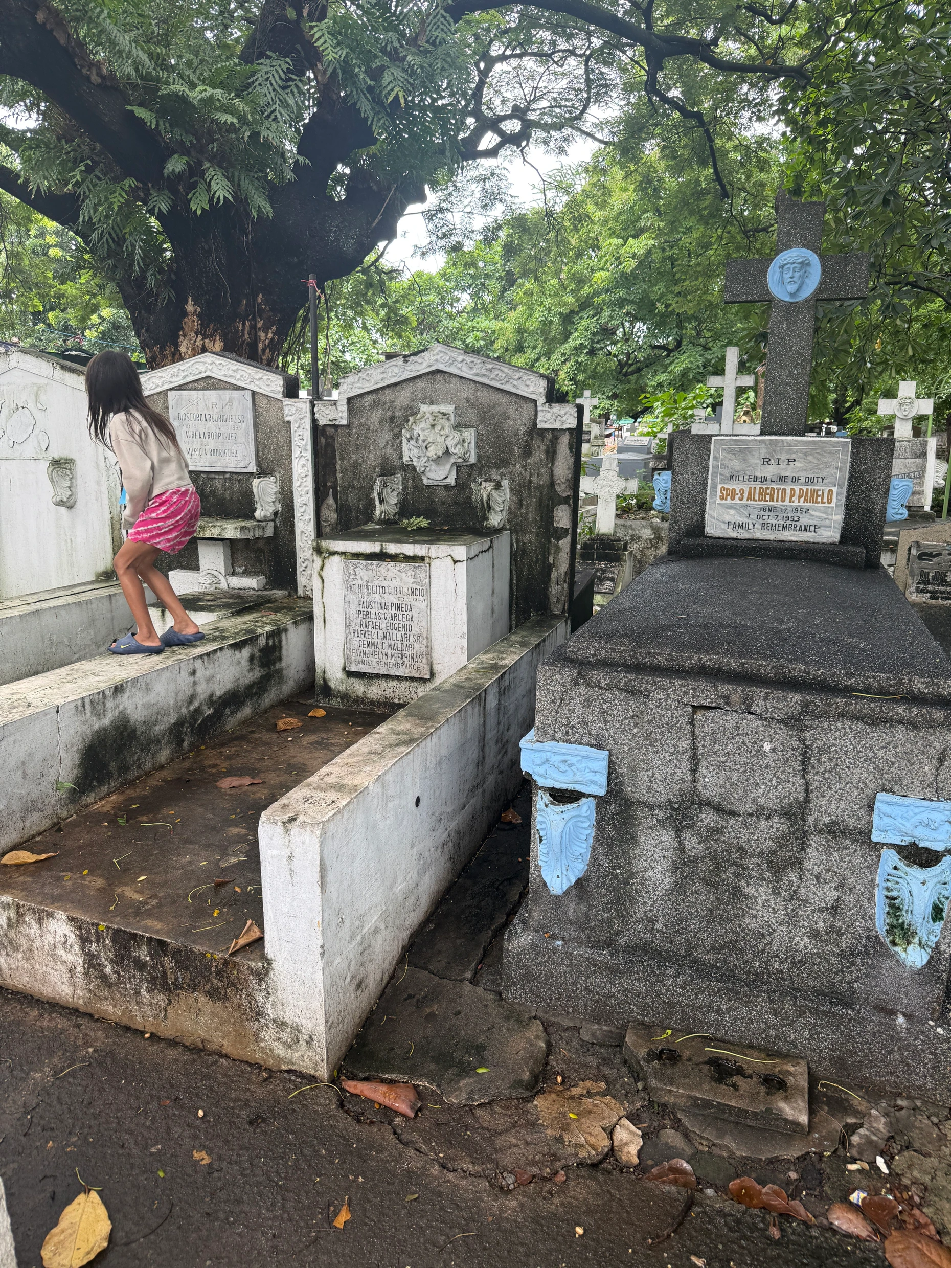 Mädchen am schulfreien Freitag: Auf dem Friedhof gebe es keine Geister, sagt die Großmutter.
