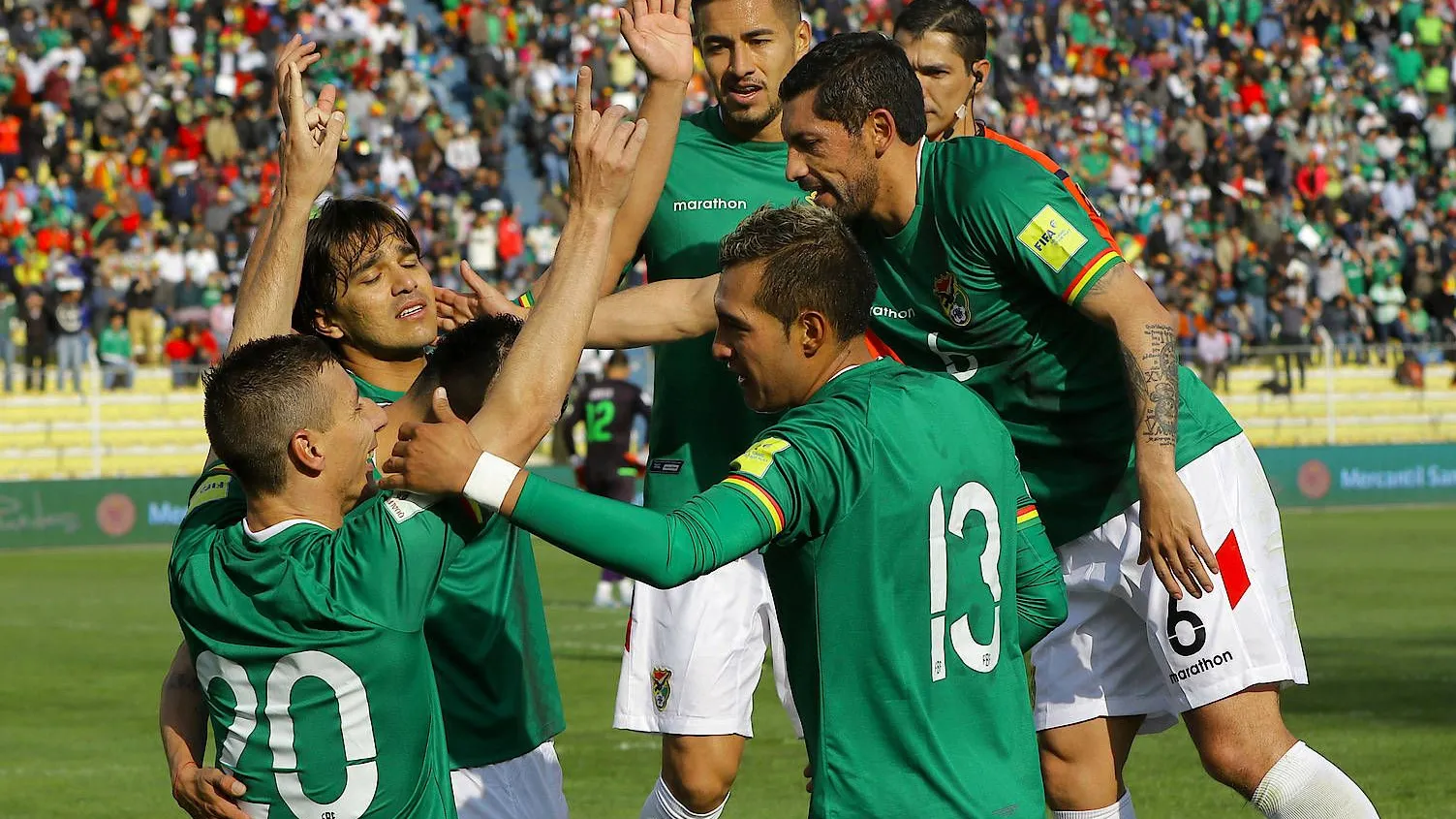 Der Fußball-Weltverband Fifa hat Boliviens Fußball-Nationalteam (im Bild) für den Einsatz eines nicht spielberechtigten Profis in der WM-Qualifikation mit zwei Niederlagen und insgesamt fünf Punkten Abzug bestraft. Die ursprünglich mit 2:0 gewonnene Partie gegen Peru und das 0:0 gegen Chile Anfang September werden jeweils mit einer 0:3-Niederlage gegen Bolivien gewertet, wie die Fifa am Mittwoch mitteilte. Zudem muss der bolivianische Verband eine Geldstrafe von 12.000 Franken (11.000 Euro) zahlen. In beiden Partien hatte Bolivien Verteidiger Nelson Cabrera spät eingewechselt. Der 33-Jährige ist in Paraguay geboren, besitzt aber auch die bolivianische Staatsbürgerschaft. Er hatte jedoch 2007 bereits ein Spiel für die Nationalmannschaft Paraguays bestritten. Bolivien hat nun kaum noch Chancen auf die WM-Teilnahme 2018. (dpa)
