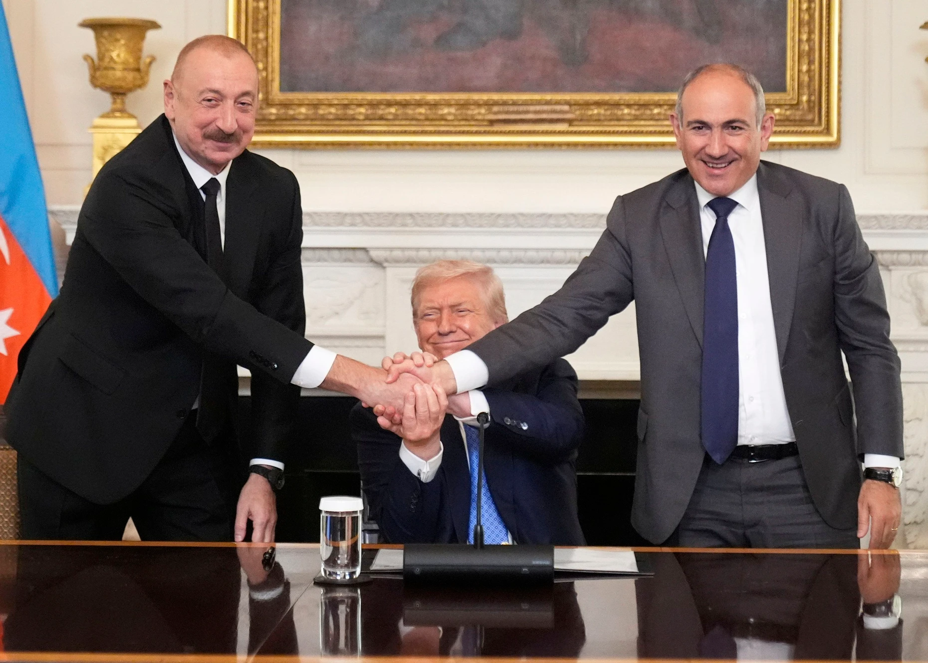 Nikol Paschinjan (rechts) und Aserbaidschans Präsident Ilham Alijew (links) im August 2025 im Beisein Donald Trumps im Weißen Haus in Washington