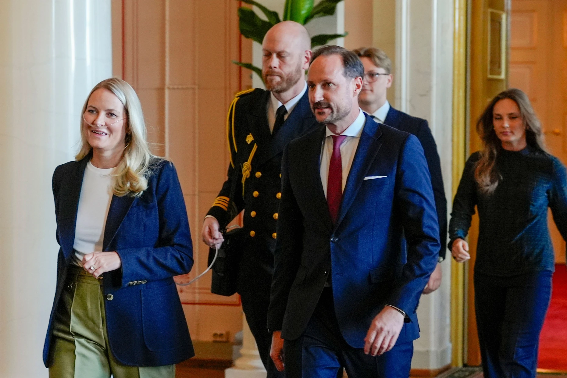 Vor der Transplantation: Die norwegische Kronprinzessin Mette-Marit (links) trägt im April wegen ihrer Lungenerkrankung zum ersten Mal ein Sauerstoffgerät zu einem offiziellen Termin. Begleitet wird sie von ihrem Mann, Kronprinz Haakon (rechts), sowie ihren Kindern, Prinzessin Ingrid Alexandra und Prinz Sverre Magnus.
