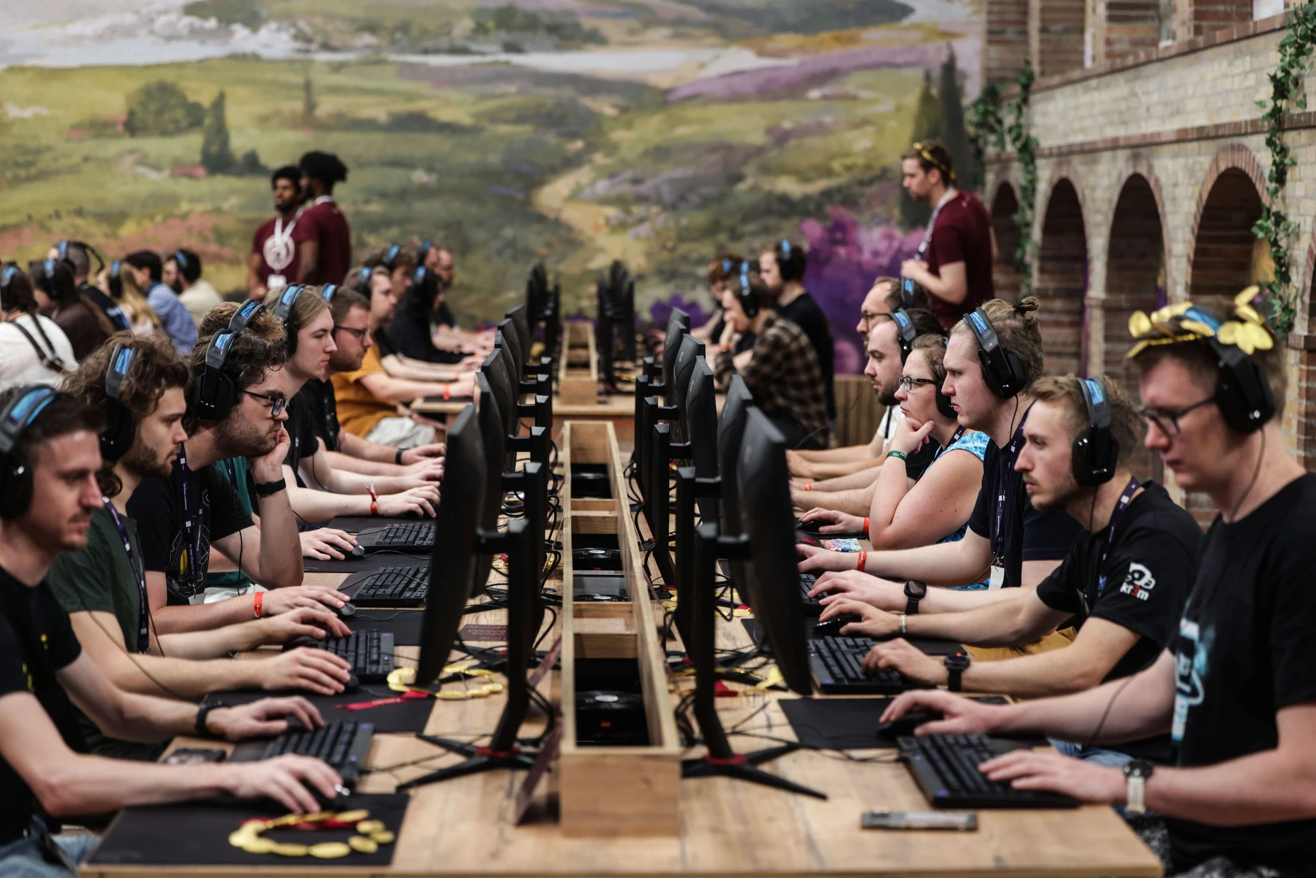 Besucher der Gamescom 2025 testen das Computerspiel „Anno 117“ des deutschen Entwicklerstudios Ubisoft Blue Byte.