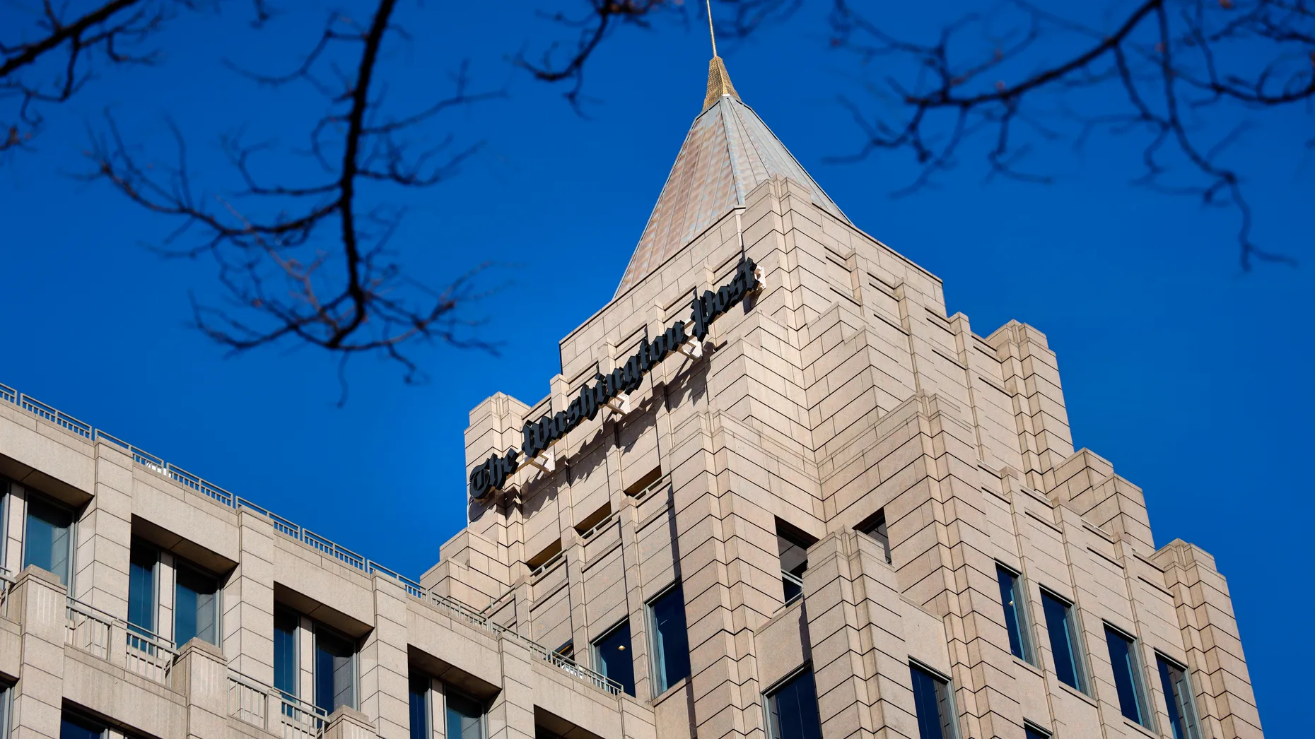 Das Gebäude der Washington Post in Washington: Verlage entwickeln Antwortmaschinen, weil KI den klassischen Suchverkehr und die Erlöse aus Seitenaufrufen schwächt.