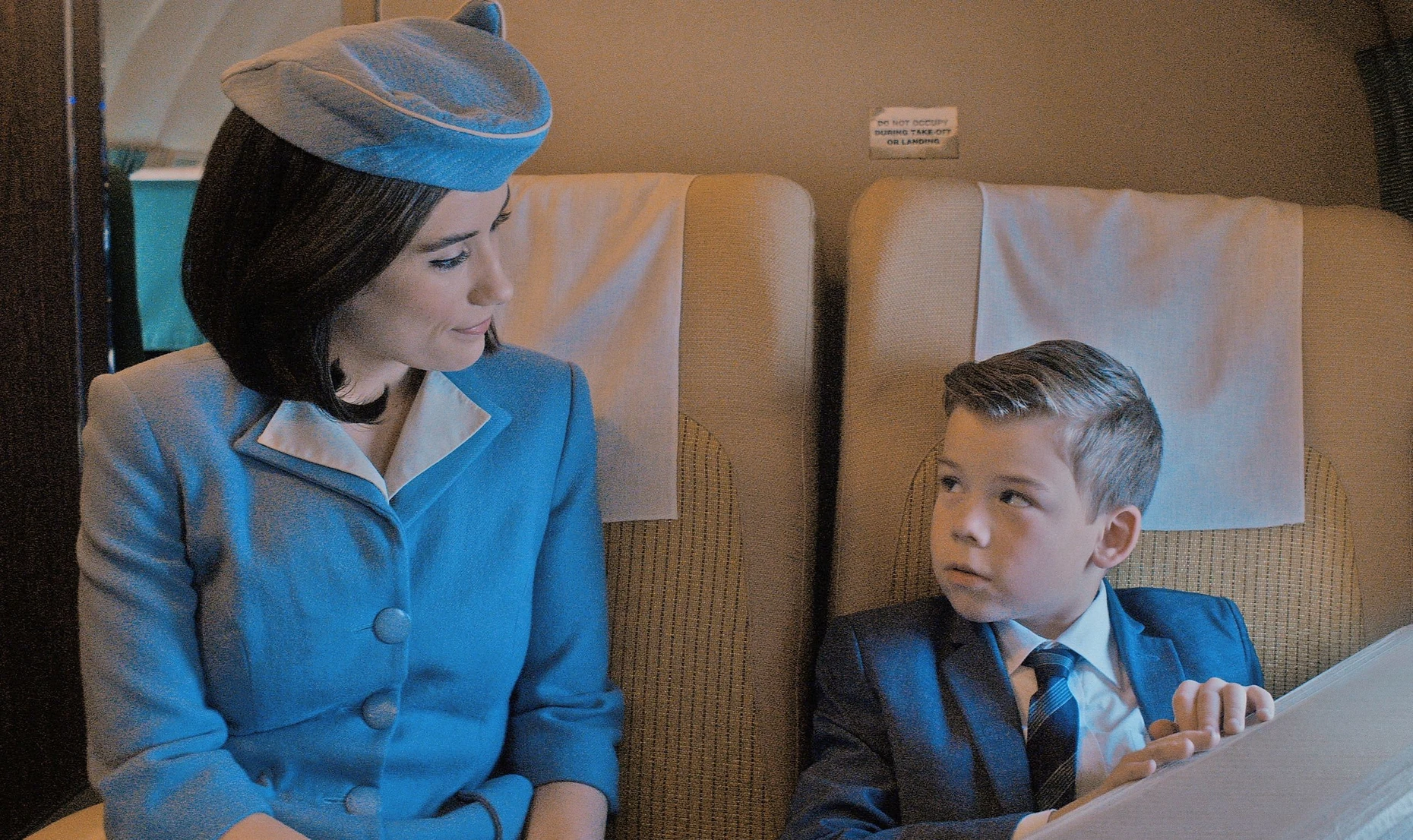 Ella Bleu Travolta als Stewardess in „Propeller One-Way Night Coach“