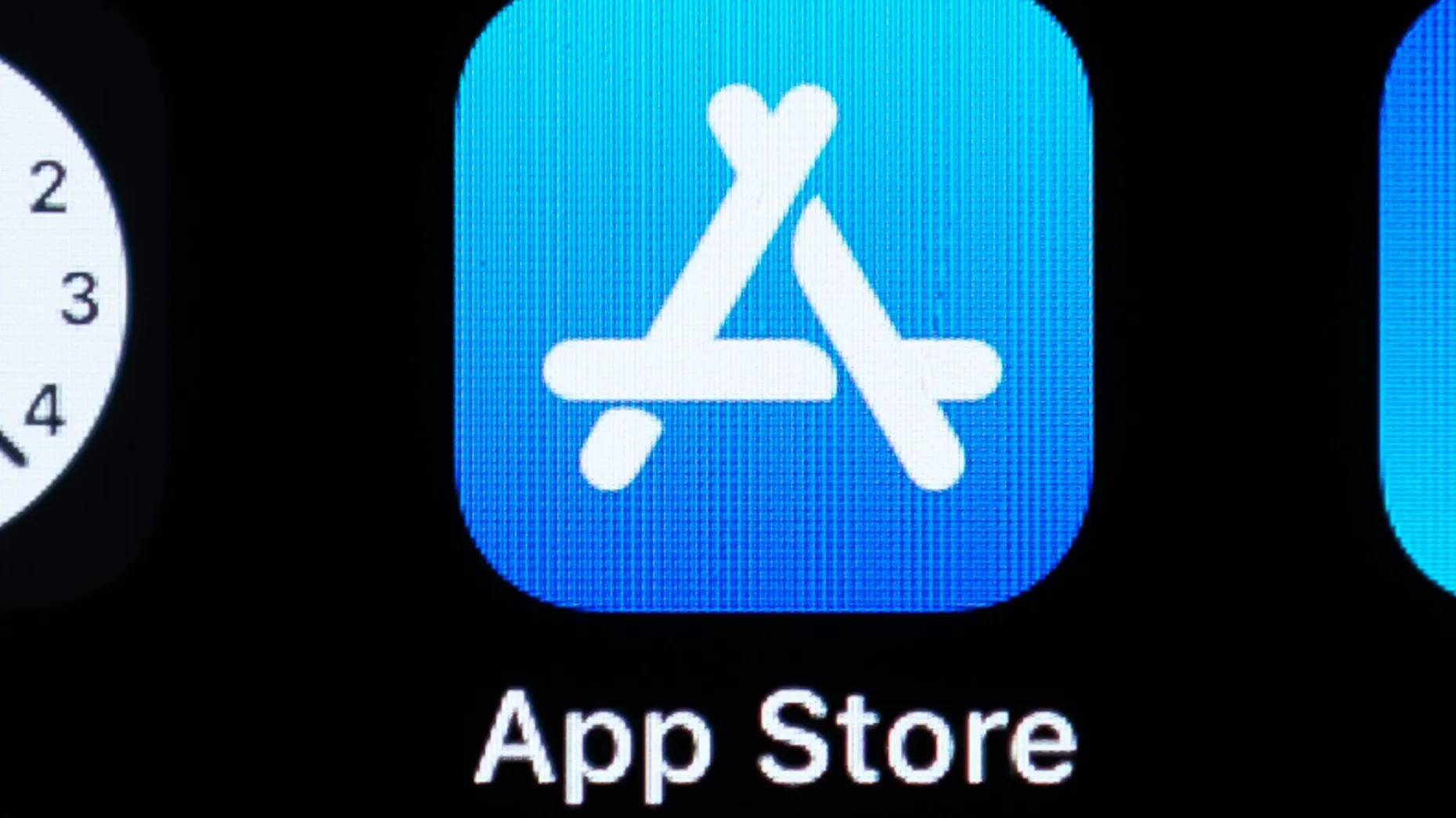 Das Logo des App Store ist auf dem Bildschirm eines iPhones zu sehen.
