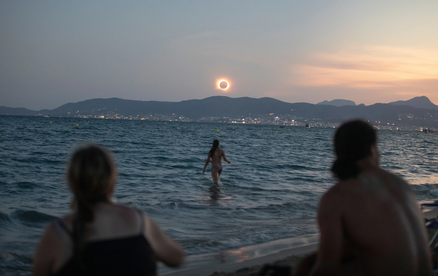In Palma beobachteten die Bewohner die Sonnenfinsternis direkt vom Strand aus.