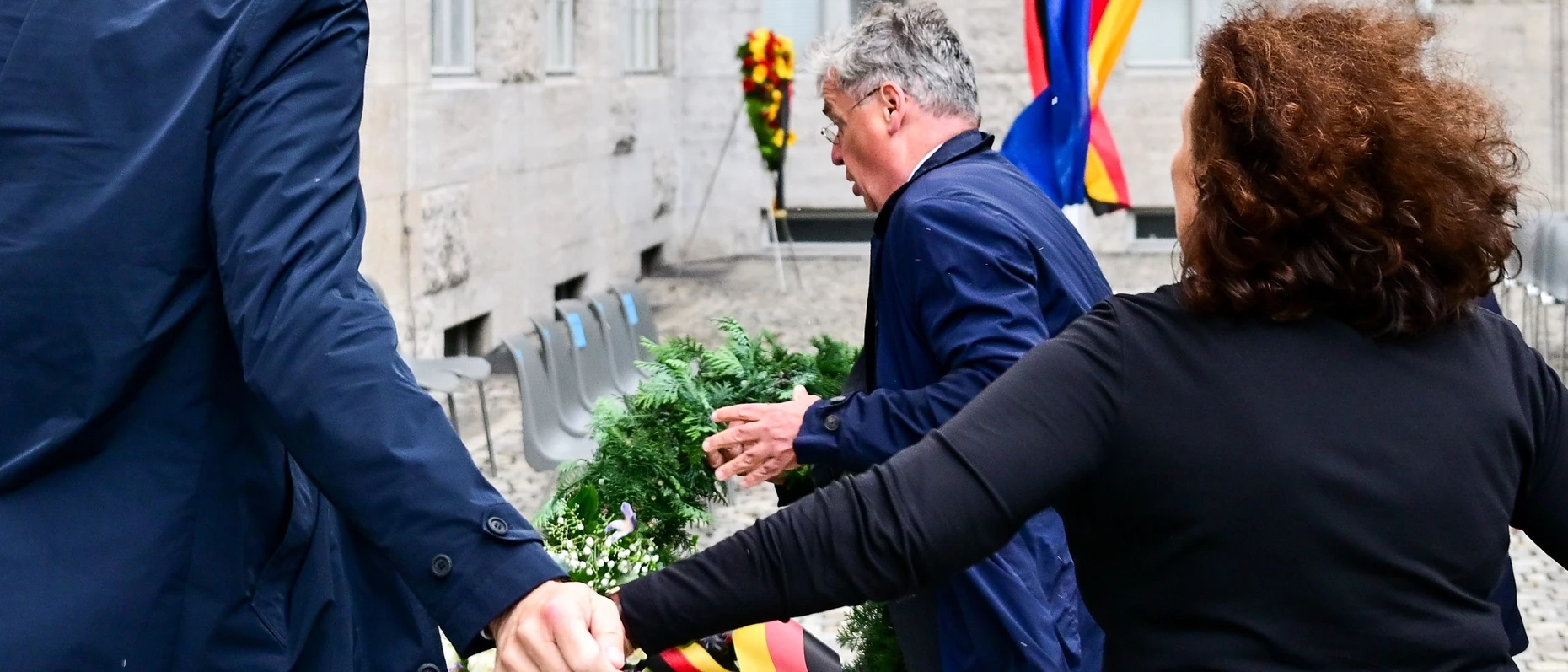Tobias Korenke, Großneffe von Dietrich Bonhoeffer, versucht, am Nationalen Gedenktag an den Widerstand gegen die Nationalsozialisten einen AfD-Kranz zu entfernen