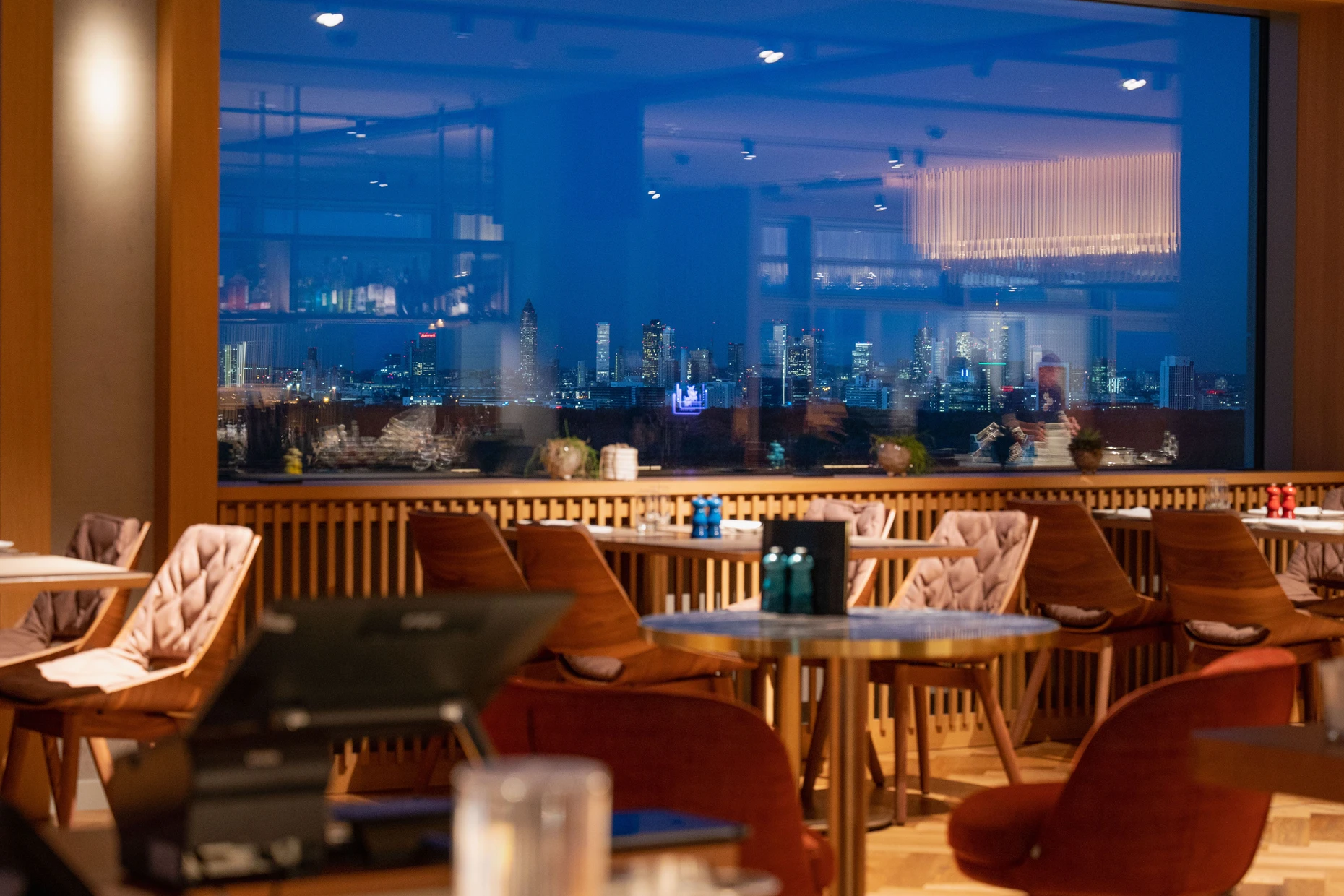 Blick auf die Startbahn: Der Lounge- & Restaurantbereich des „The Roof“ im Hotel B´Mine im Stadtviertel Gateway Gardens am Flughafen