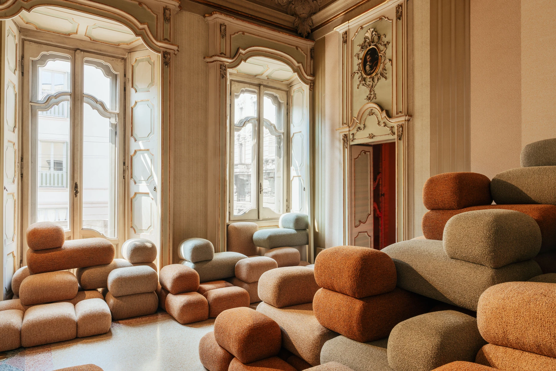 Für die Präsentation der Möbel mietete H&M den Palazzo Acerbi und inszenierte dort Wearstlers Produkte – wie dieses Sofa.