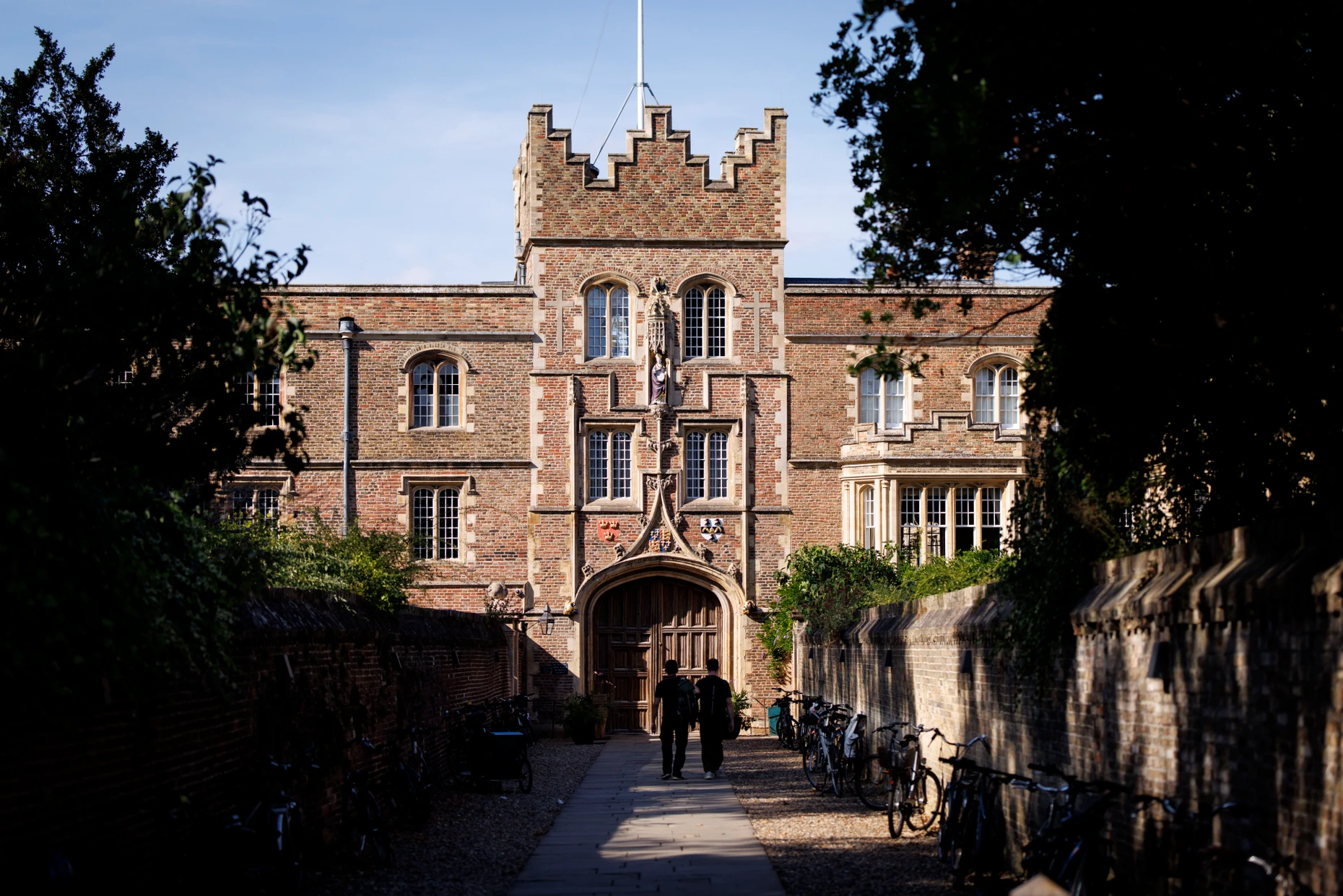 Das Jesus College der Universität Cambridge, an dem der von Jason Arday aufgegebene Lehrstuhl angesiedelt ist, wurde 1496 gegründet.
