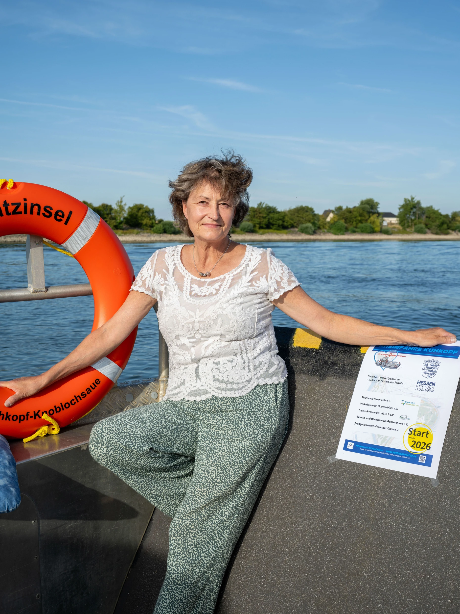 Hat die Hoffnung nie aufgegeben: die Vereinsvorsitzende Claudia Bläsius-Wirth bei der Fahrt auf dem Rhein.