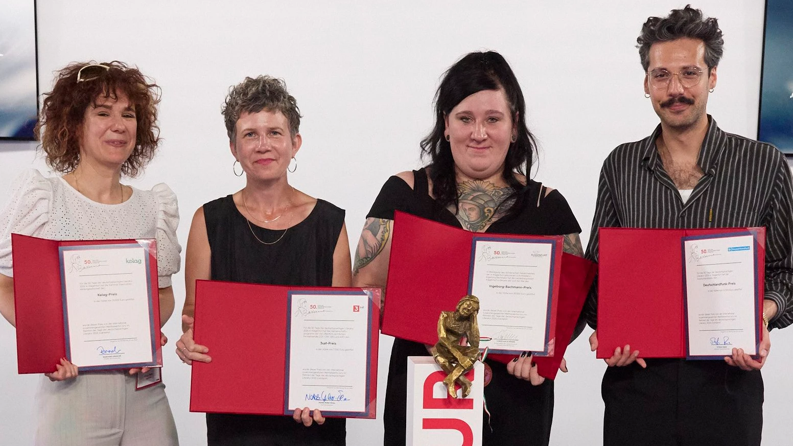 Kinga Tóth, Magdalena Schrefel, Lena Schätte und Ozan Zakariya Keskinkılıç mit ihren Preisurkunden