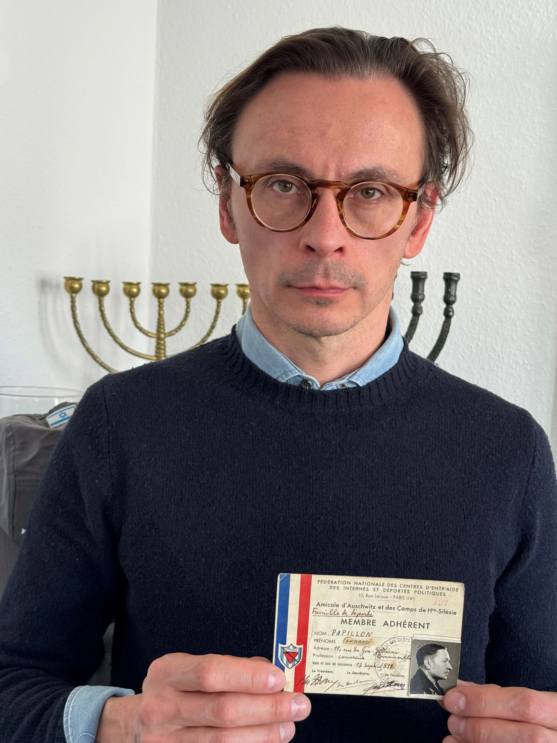 Mit Dokument: Stiftungsleiter Wojciech Soczewica