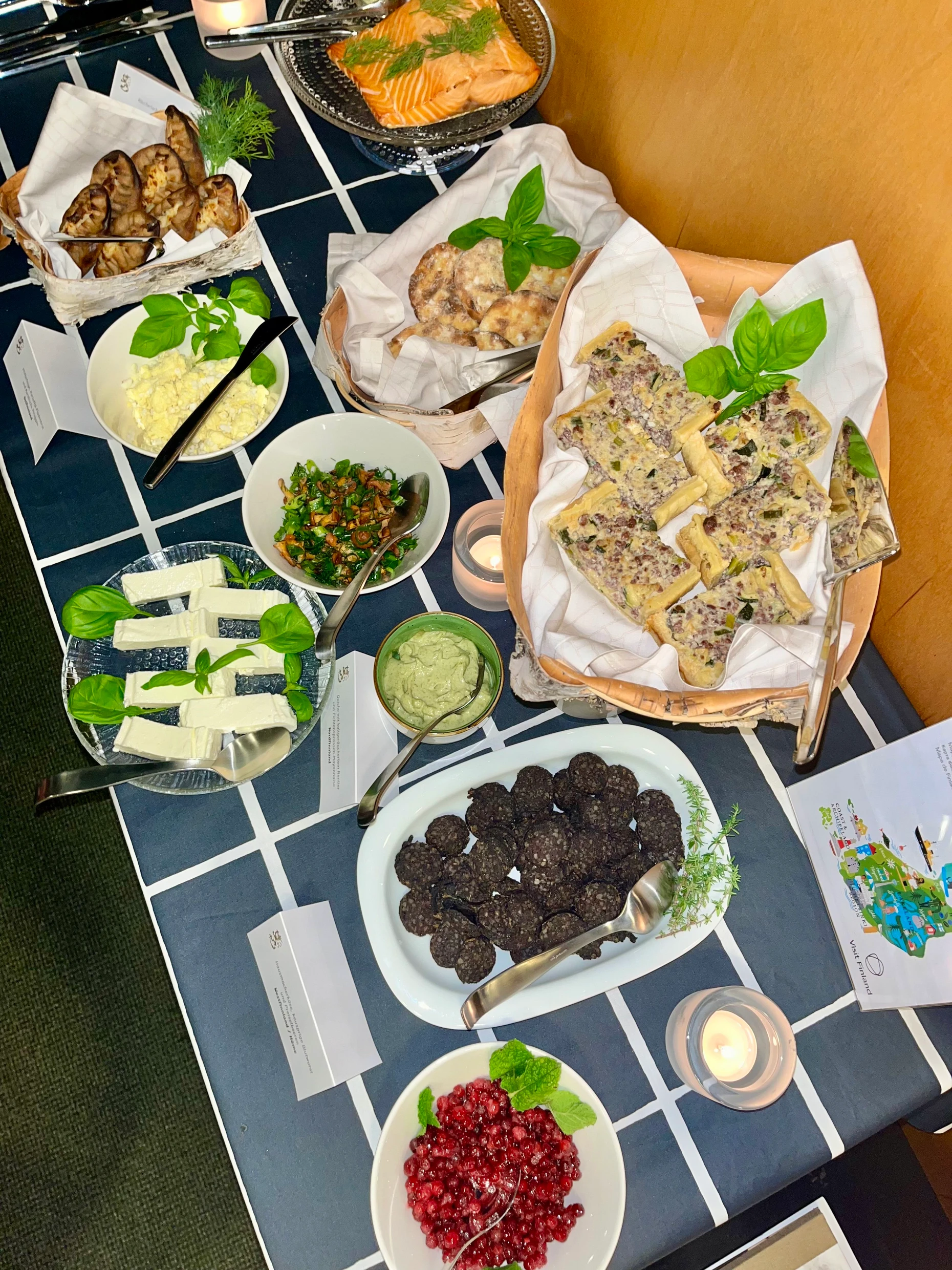 Nach der Sauna ist vor dem Essen: Lachs, Piroggen, knusprige Blutwurst mit Preiselbeeren, Quiche mit geräuchertem Rentier, hausgemachter Käse und mehr.