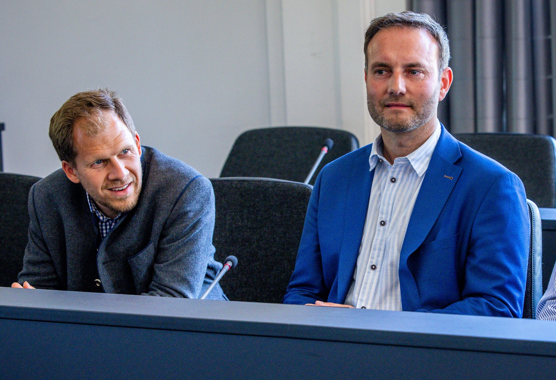 Der AfD-Politiker Thore Stein (Links) mit Parteichef Enrico Schult bei einer Verhandlung im Mai 2025 am Landgericht Schwerin