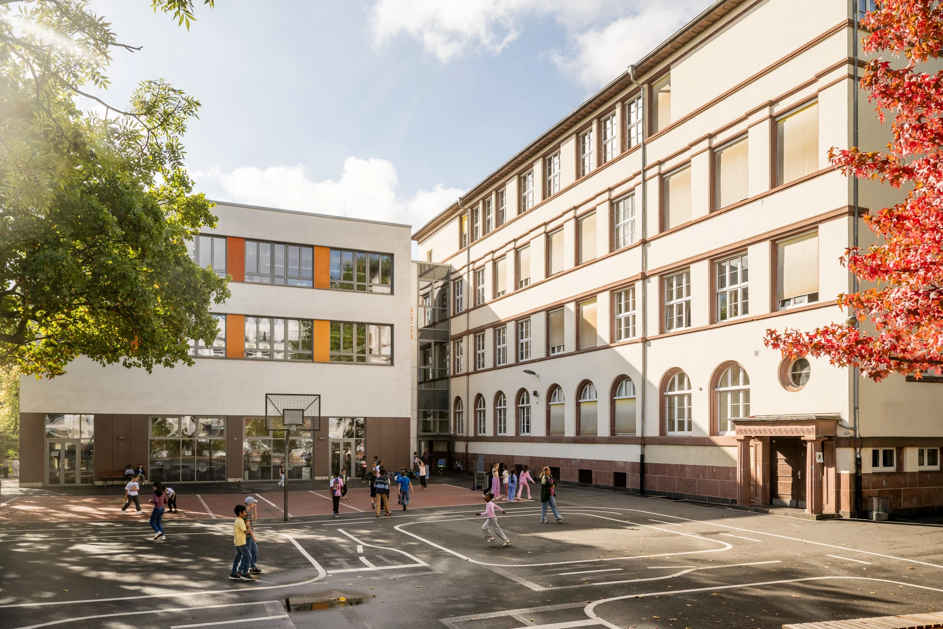 Der Anschluss städtischer Liegenschaften wie der Hellerhofschule soll den Fernwärmeausbau vorantreiben. Wo eine Leitung liegt, können auch Privatleute Fernwärme beziehen.