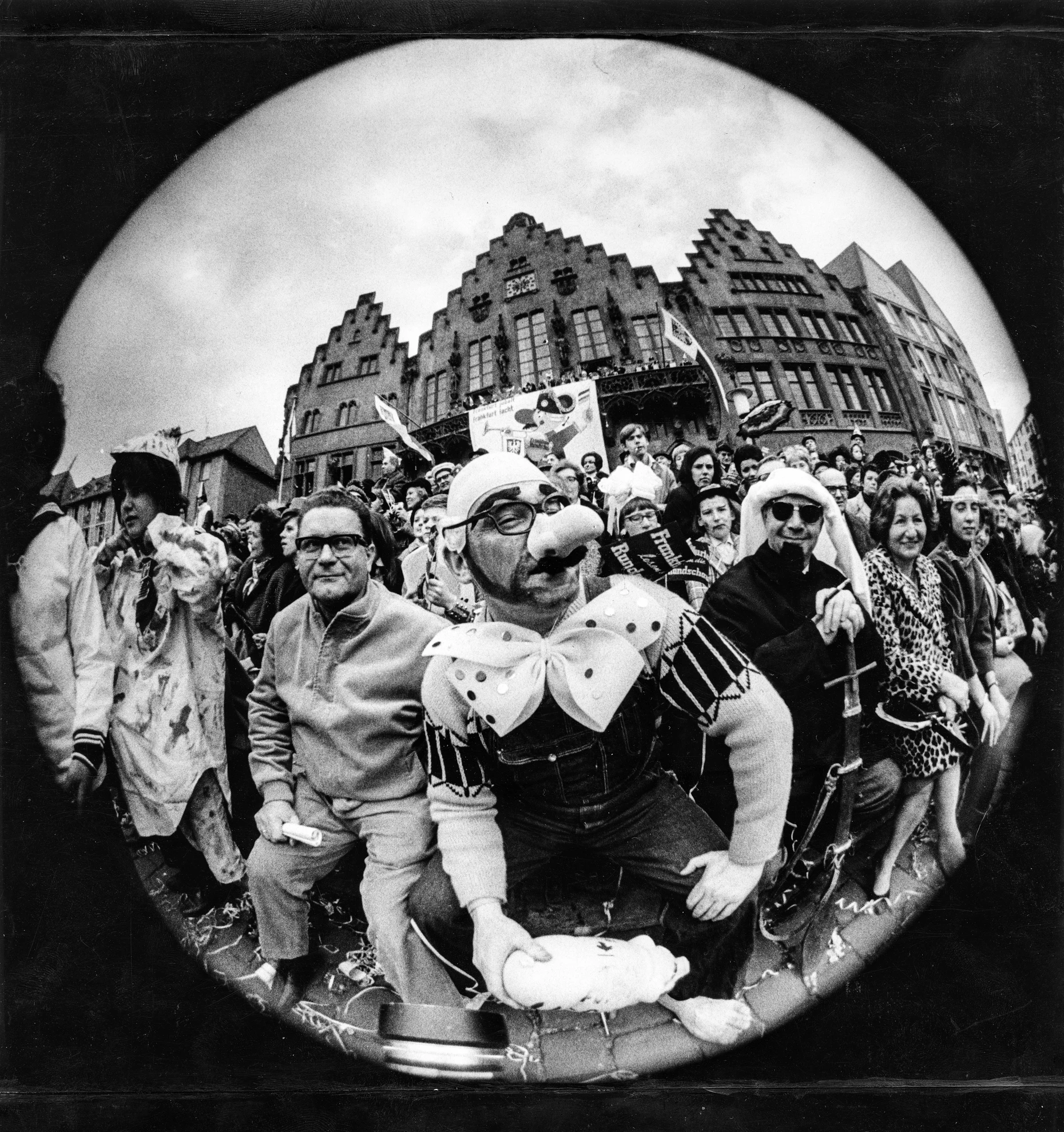Mit dem Fischauge: Verkehrsdezernet Walter Möller (im Vordergrund), rechts Heinz-Herbert Karry als Scheich sowie links Stadtrat Walter Hesselbach am 5. Februar 1967 beim Fasching vor dem Frankfurter Römer