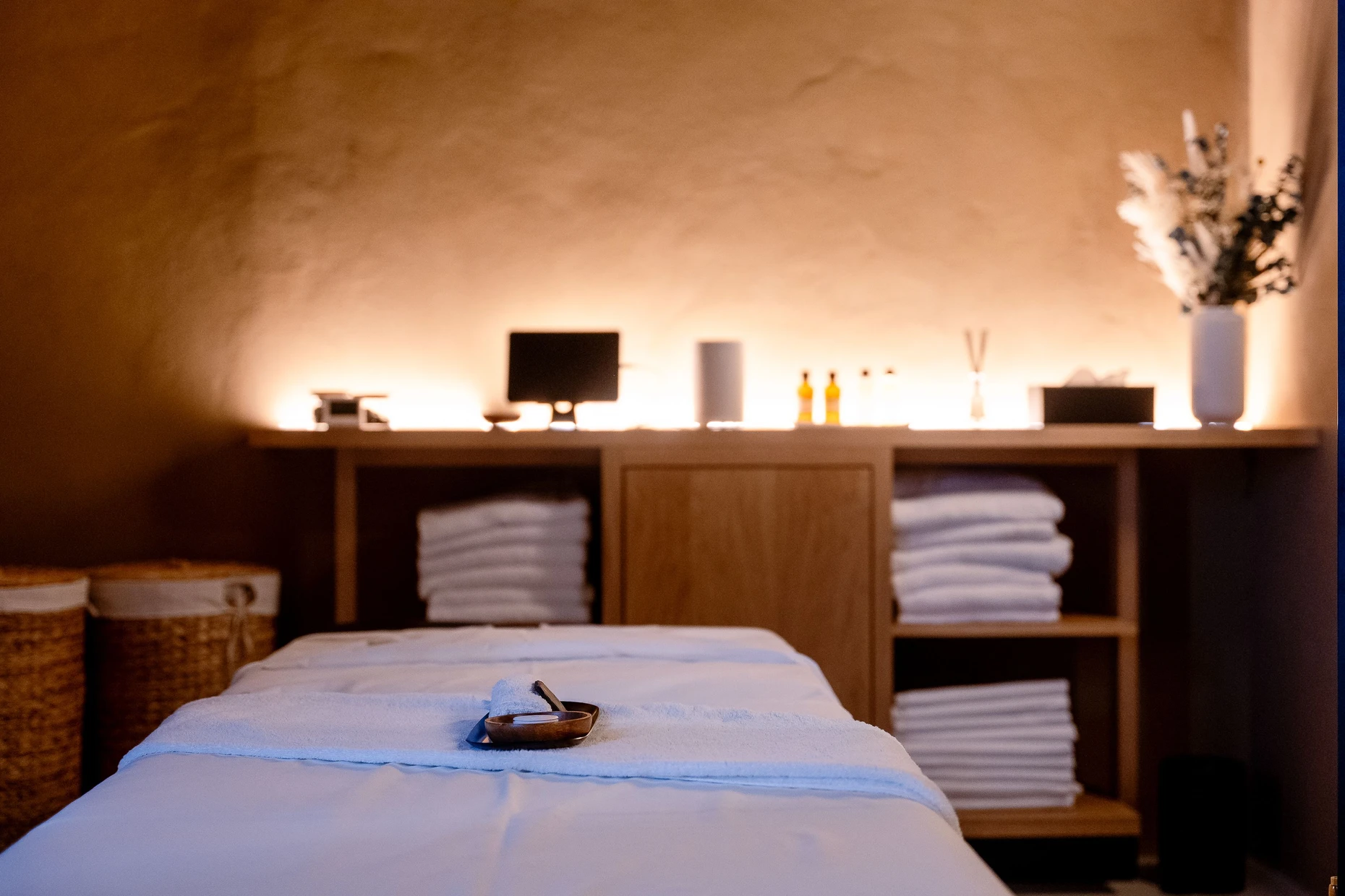 Alles durchgeplant: Handtücher und Zubehör werden in den Massageräumen genau so aufgefüllt, dass sie für einen Tag reichen.