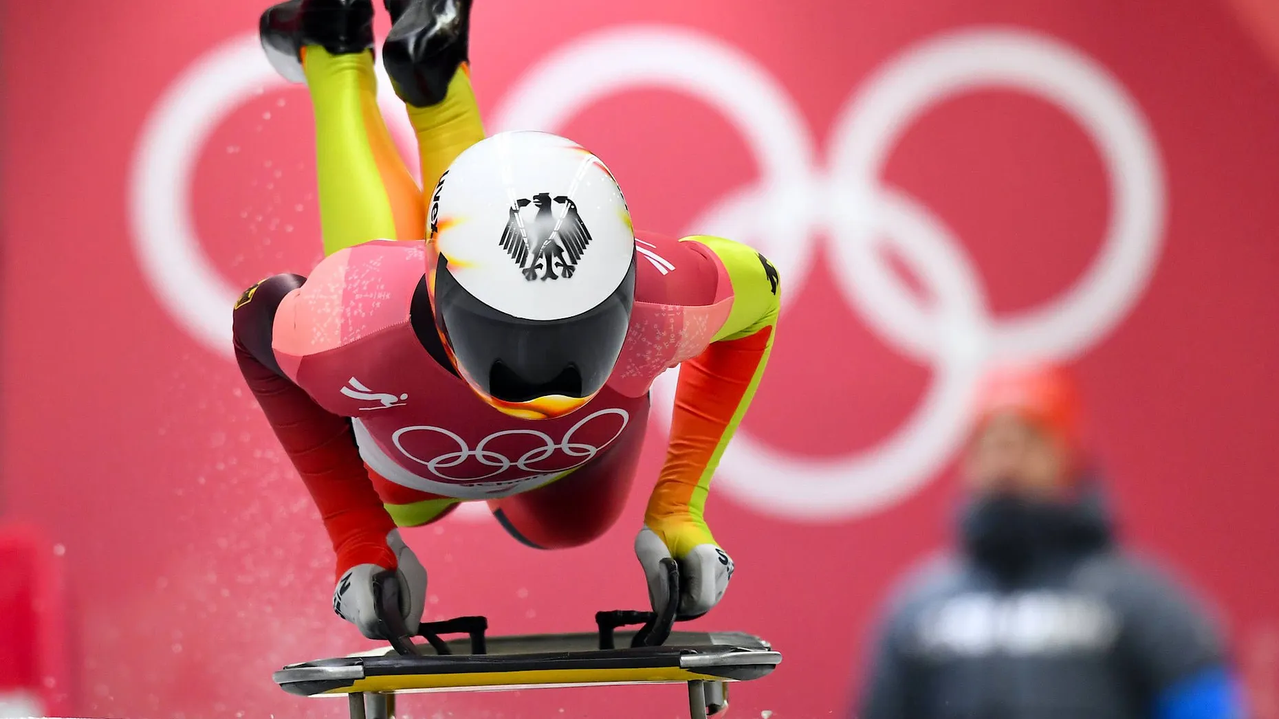 Skeleton-Weltmeisterin Jacqueline Lölling (Bild) liegt bei den Olympischen Winterspielen von Pyeongchang auf Goldkurs. Die Weltcup-Gesamtsiegerin von der RSG Hochsauerland übernahm zur Halbzeit der insgesamt vier Läufe im Olympic Sliding Centre die Führung. Vor den abschließenden zwei Finalläufen am Samstag schob sie sich im zweiten Durchgang von Rang zwei nach vorne und hat zwei Hundertstelsekunden Vorsprung auf die Österreicherin Janine Flock. Die drittplatzierte Britin Lizzy Yarnold hat eine Zehntelsekunde Rückstand auf Lölling.  Die Berchtesgadenerin Anna Fernstädt liegt als Fünfte mit nur 0,30 Sekunden Rückstand ebenfalls aussichtsreich im Rennen. Ex-Weltmeisterin Tina Hermann aus Königssee fiel im zweiten Lauf auf Rang sechs zurück, hat aber ebenfalls noch Chancen auf Edelmetall. (dpa)