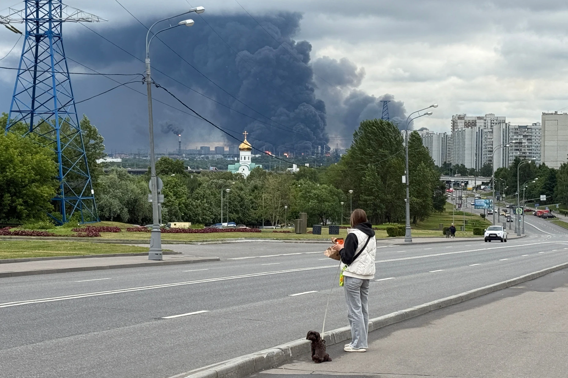 Eine Passantin beobachtet im Südosten der russischen Hauptstadt das Feuer.
