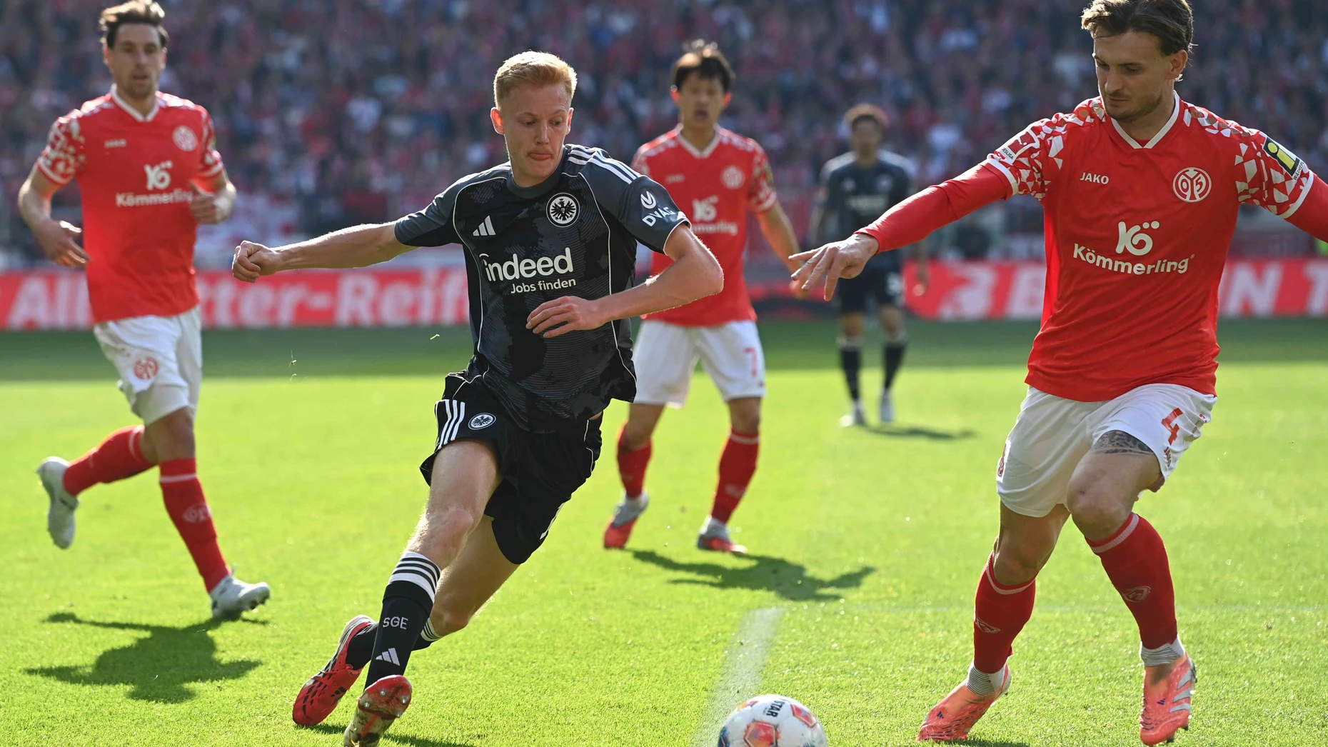 Spielt jetzt in England: Hugo Larsson (Mitte)