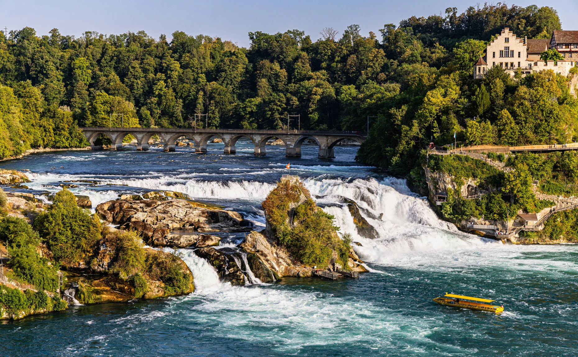 Hier wenigstens fließt noch viel Wasser den Rhein hinunter: Rheinfall in Schaffhausen