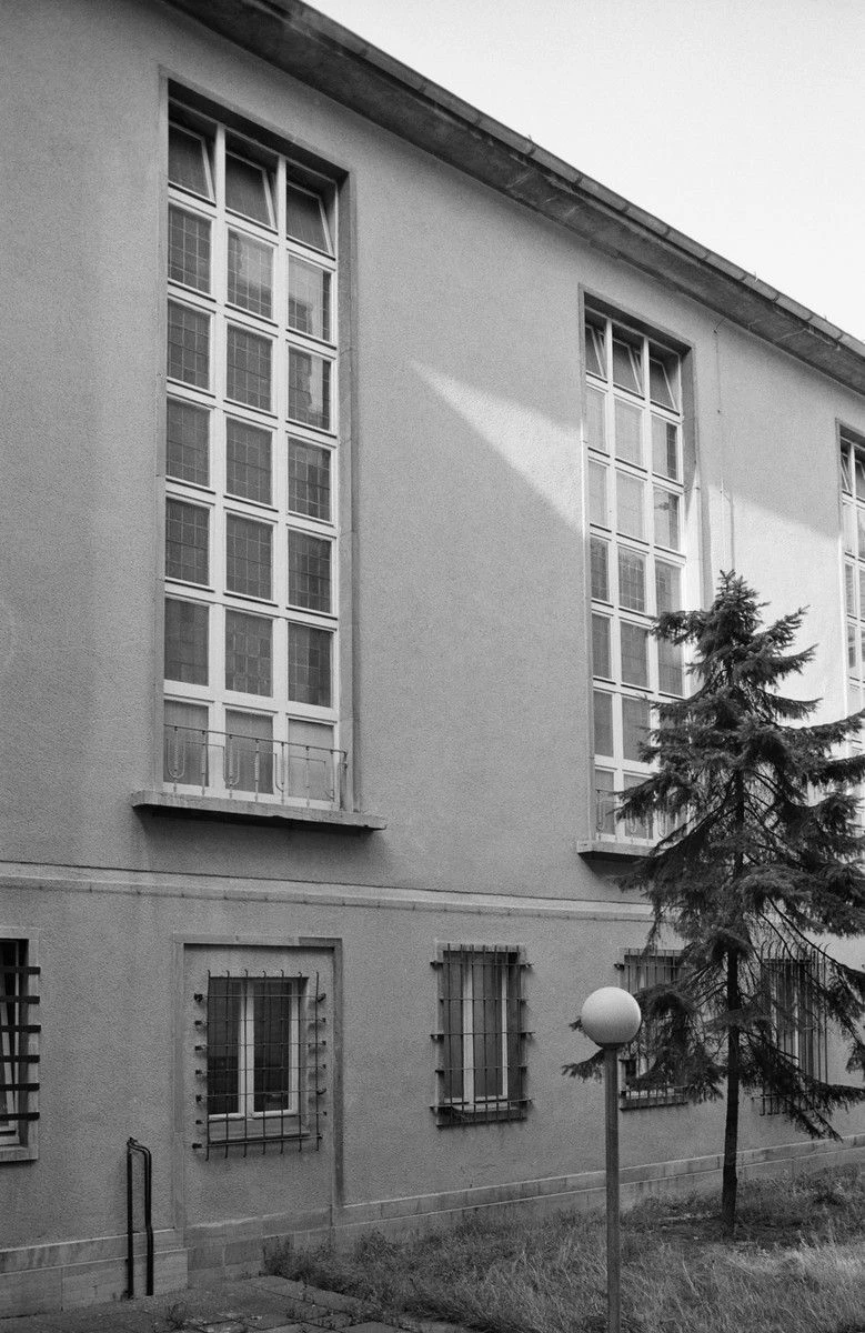 Das Ideal der Versorgung des akademischen Nachwuchses zieht sich durch die Zeiten: die Rückseite des Speisesaalbaus.