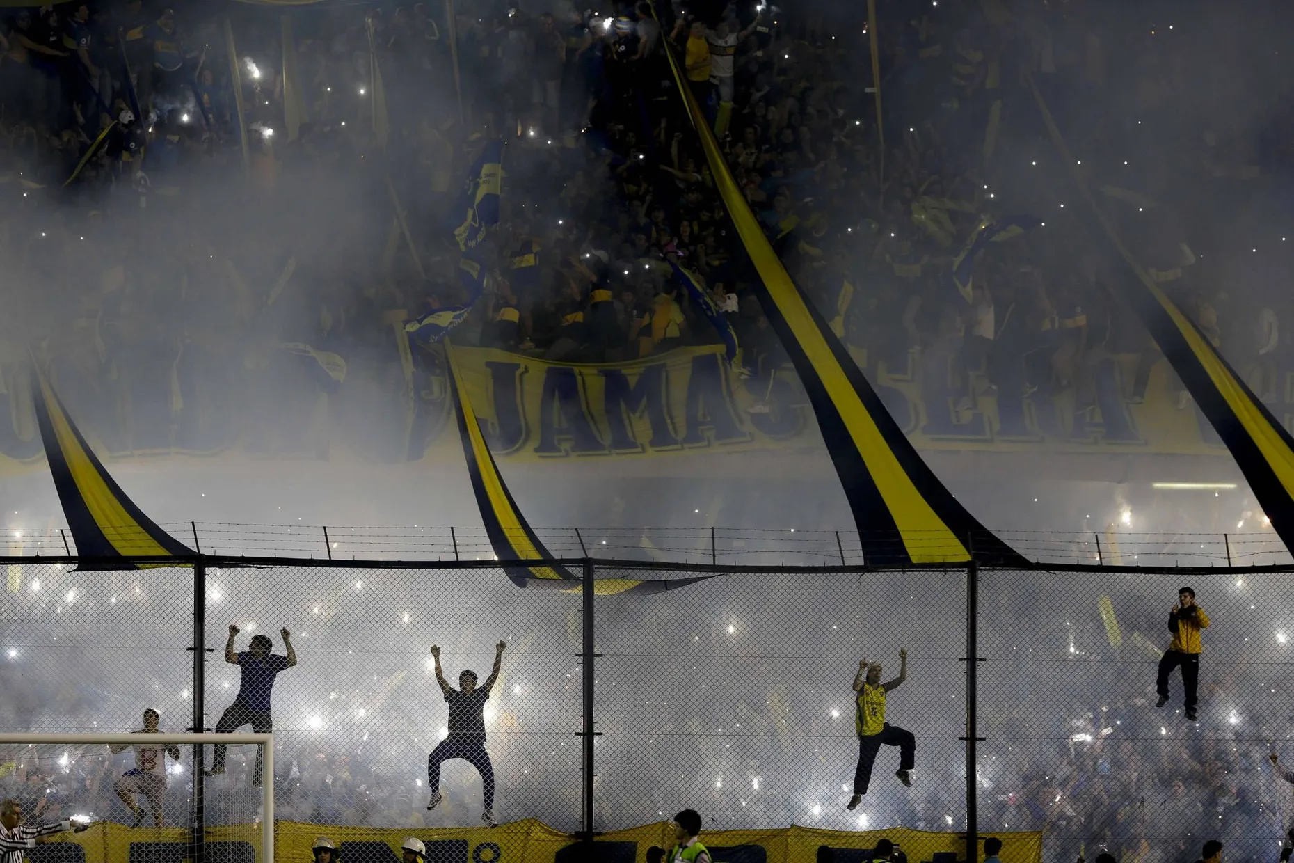 Frenetisch und erleuchtend: Die Fans von Boca Juniors übernehmen den Zaun