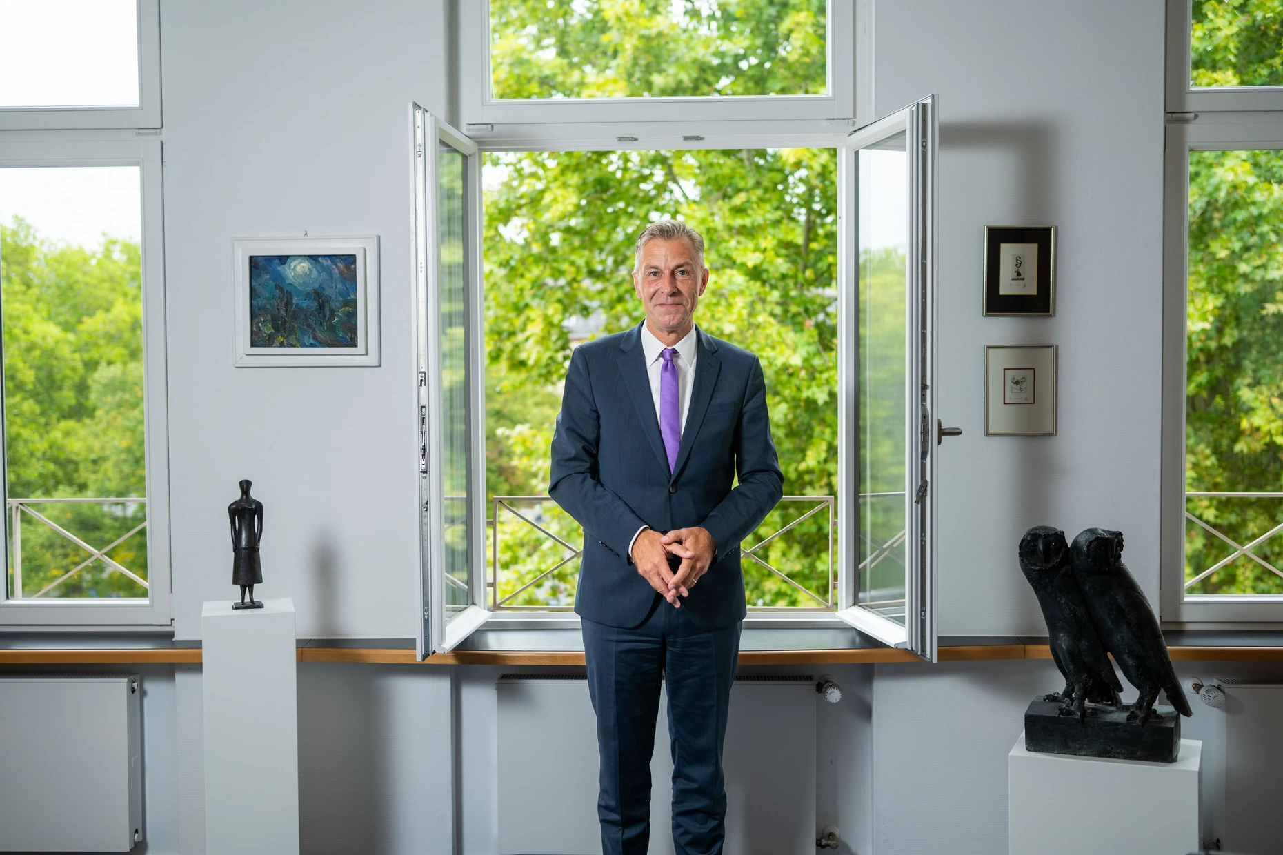 Ob regelmäßige Durchlüftung vom wissenschaftsaffinen Grübeln abhält? Lars Brocker, Präsident des Oberverwaltungsgerichts in Koblenz, steht an der Spitze der schnellsten Verwaltungsgerichtsbarkeit aller Bundesländer.